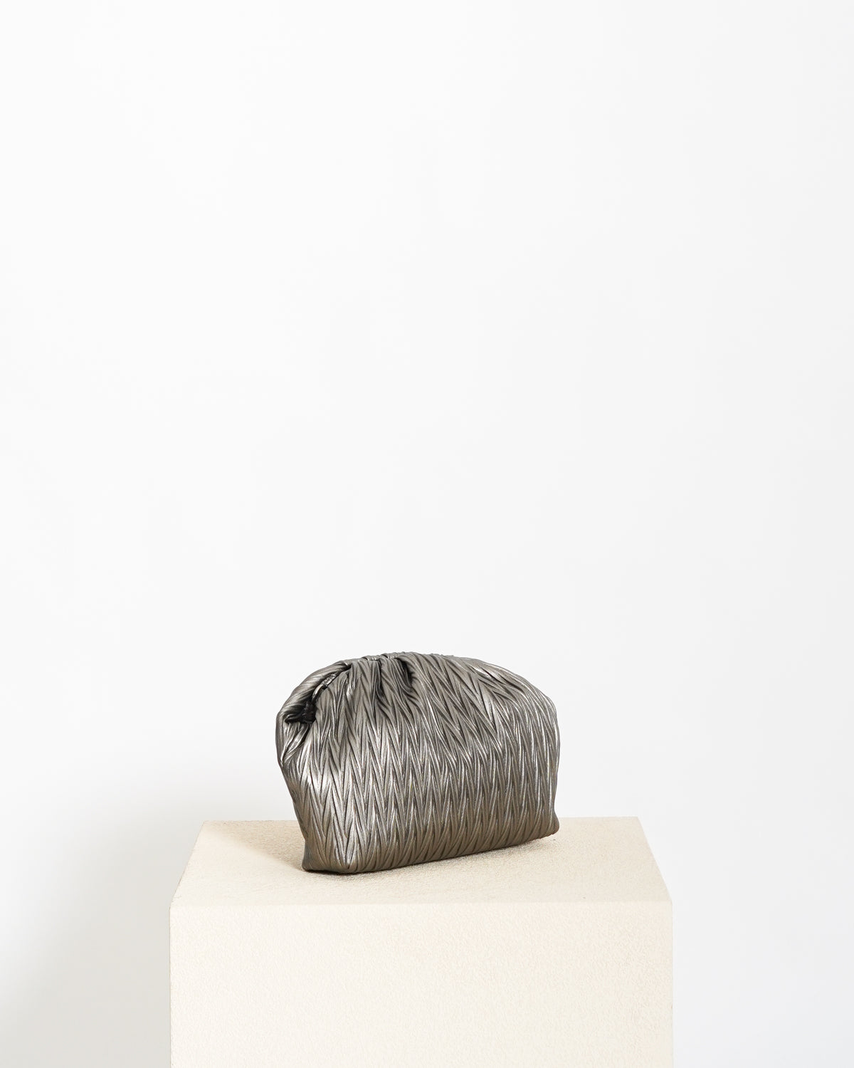 Clutch goffrata con tracolla catena - Camelia