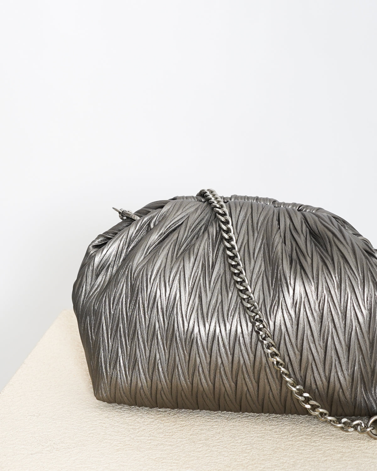 Clutch goffrata con tracolla catena - Camelia