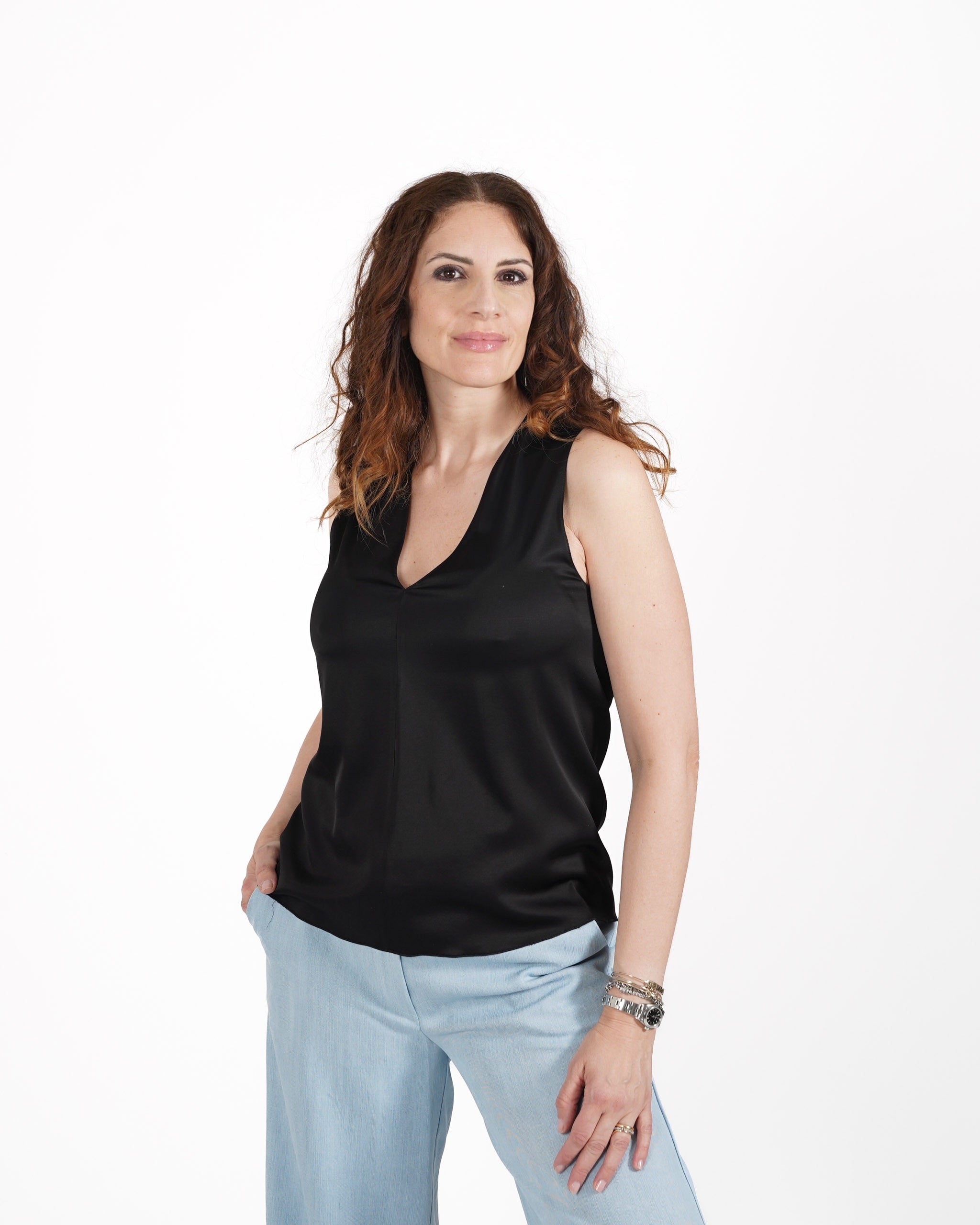 Blusa smanicata scollo a v in raso - Pausini