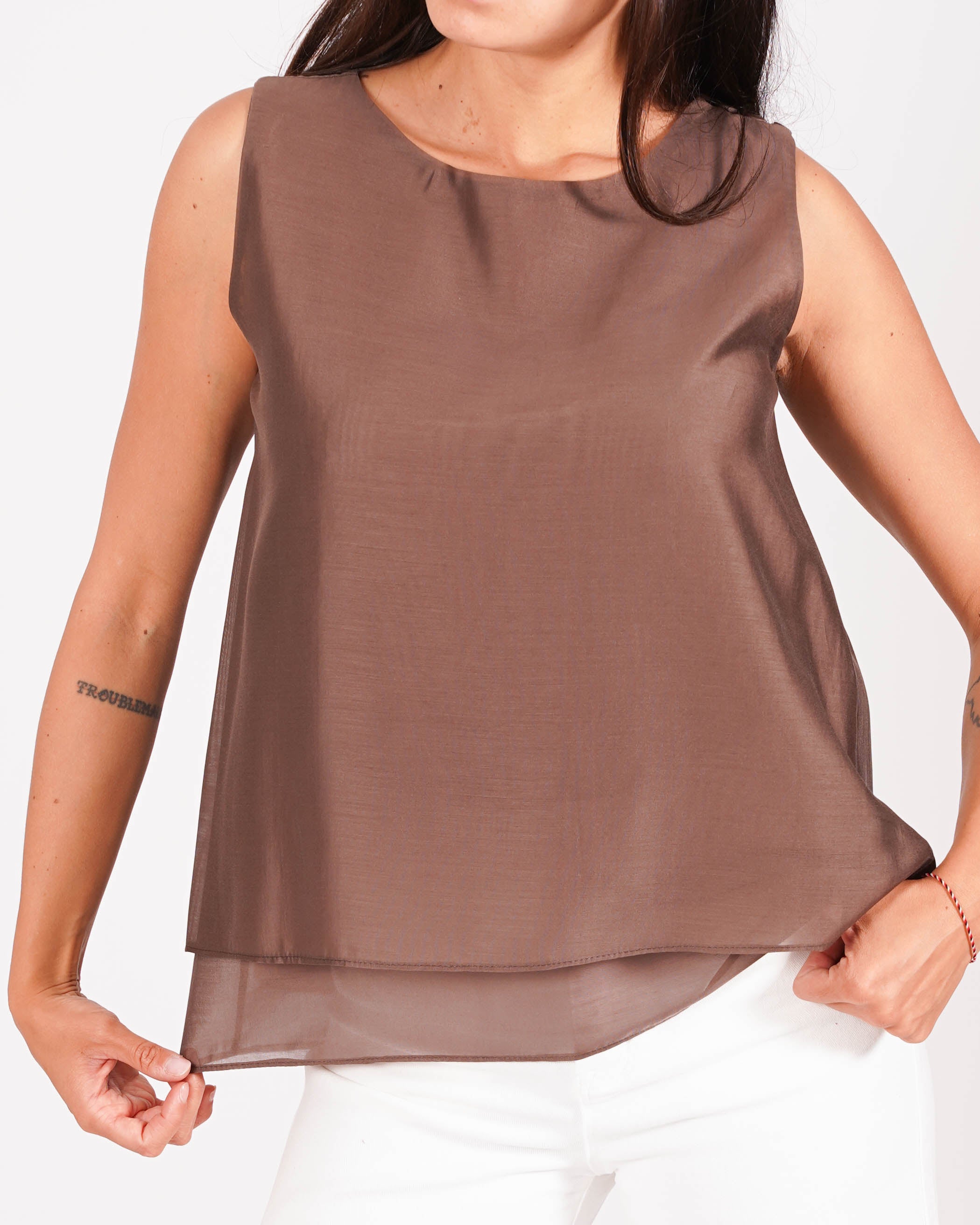 Blusa girocollo smanicata con bottoncini sulla spalla - Ingrid