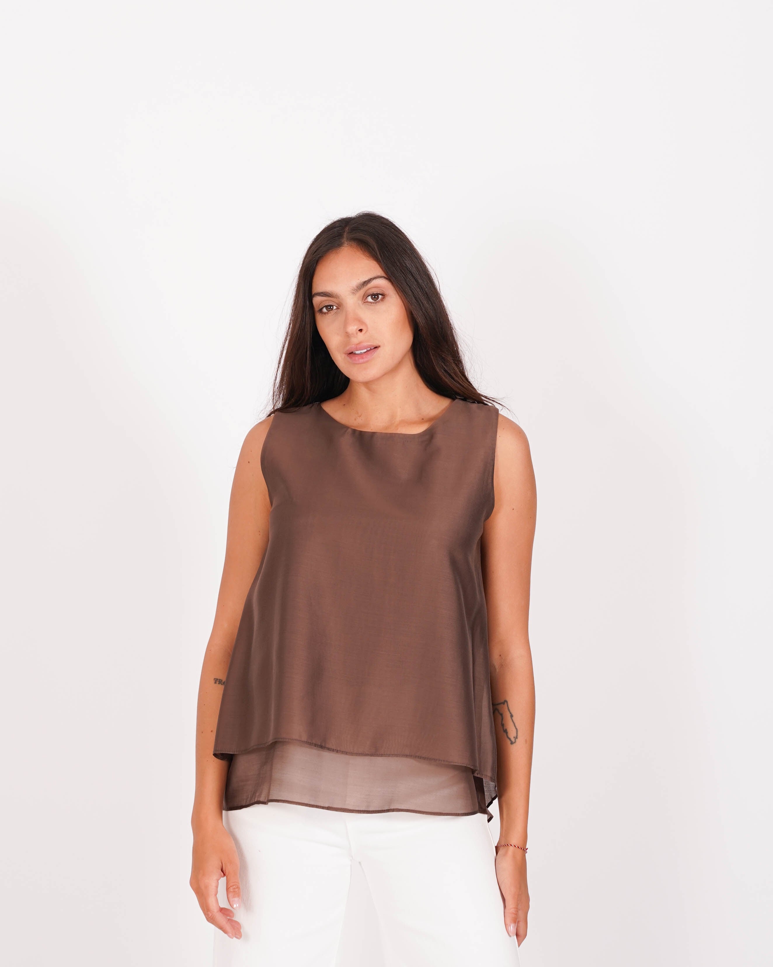 Blusa girocollo smanicata con bottoncini sulla spalla - Ingrid