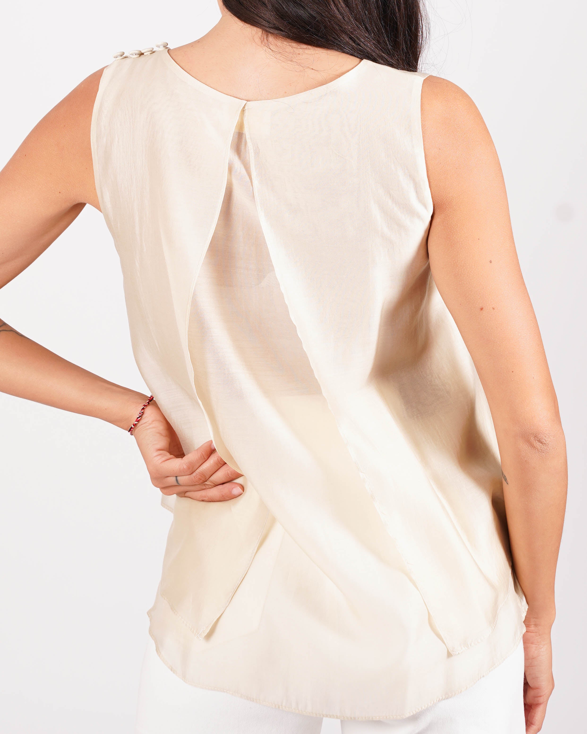Blusa girocollo smanicata con bottoncini sulla spalla - Ingrid