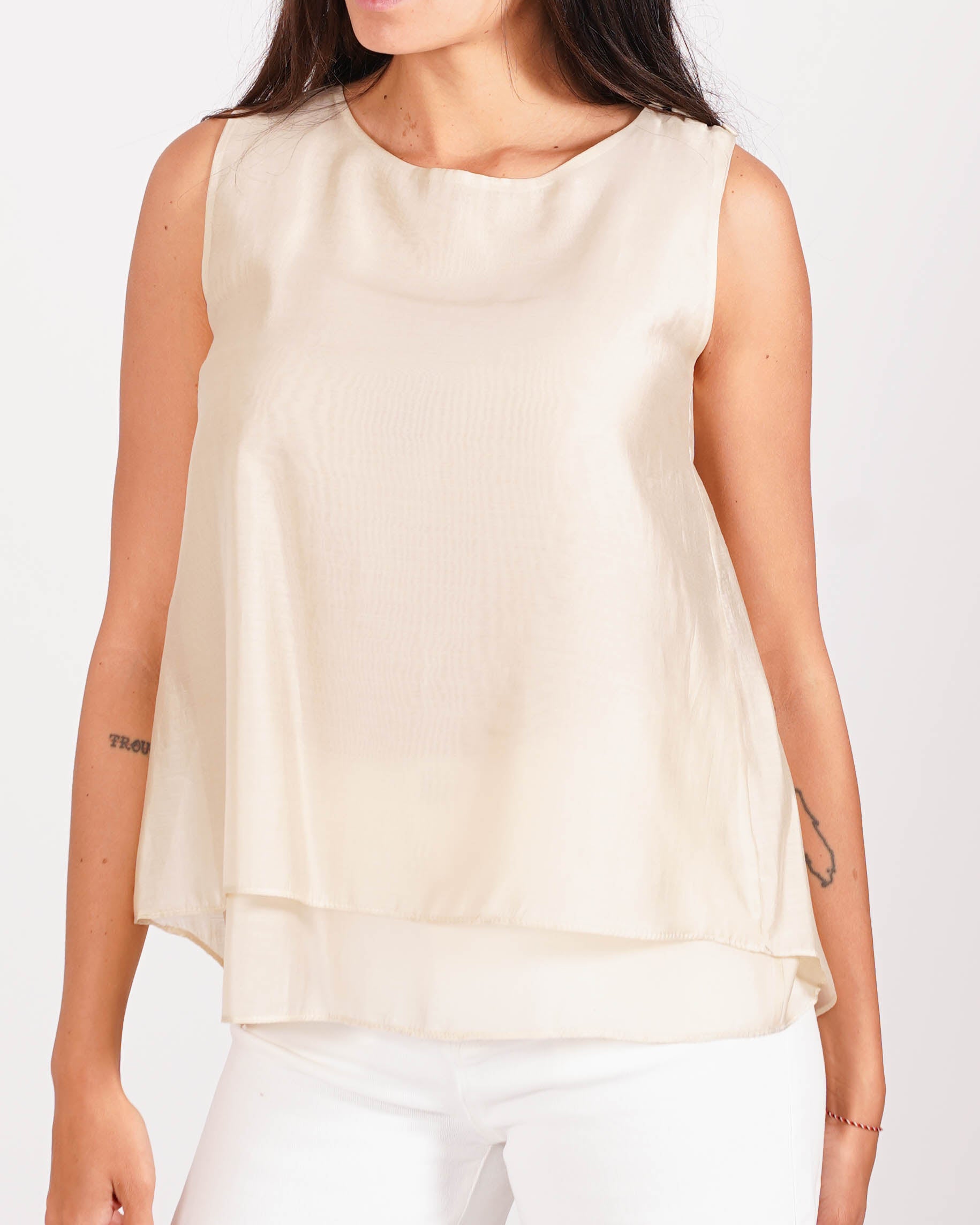 Blusa girocollo smanicata con bottoncini sulla spalla - Ingrid