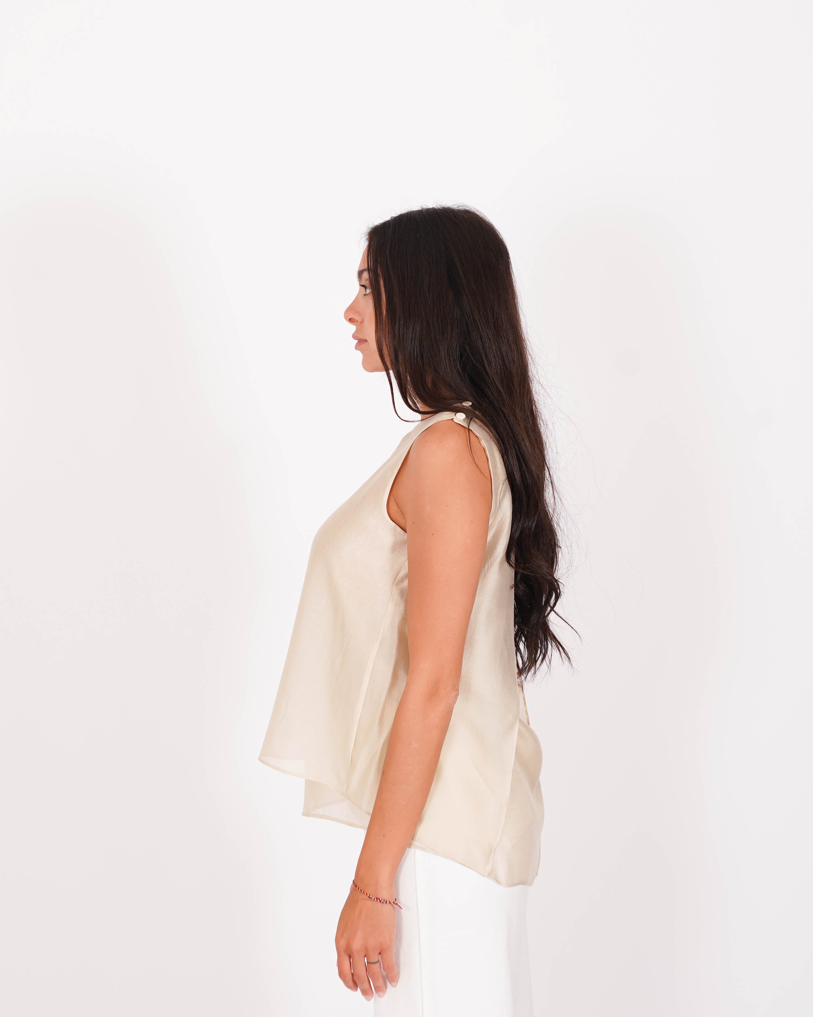 Blusa girocollo smanicata con bottoncini sulla spalla - Ingrid