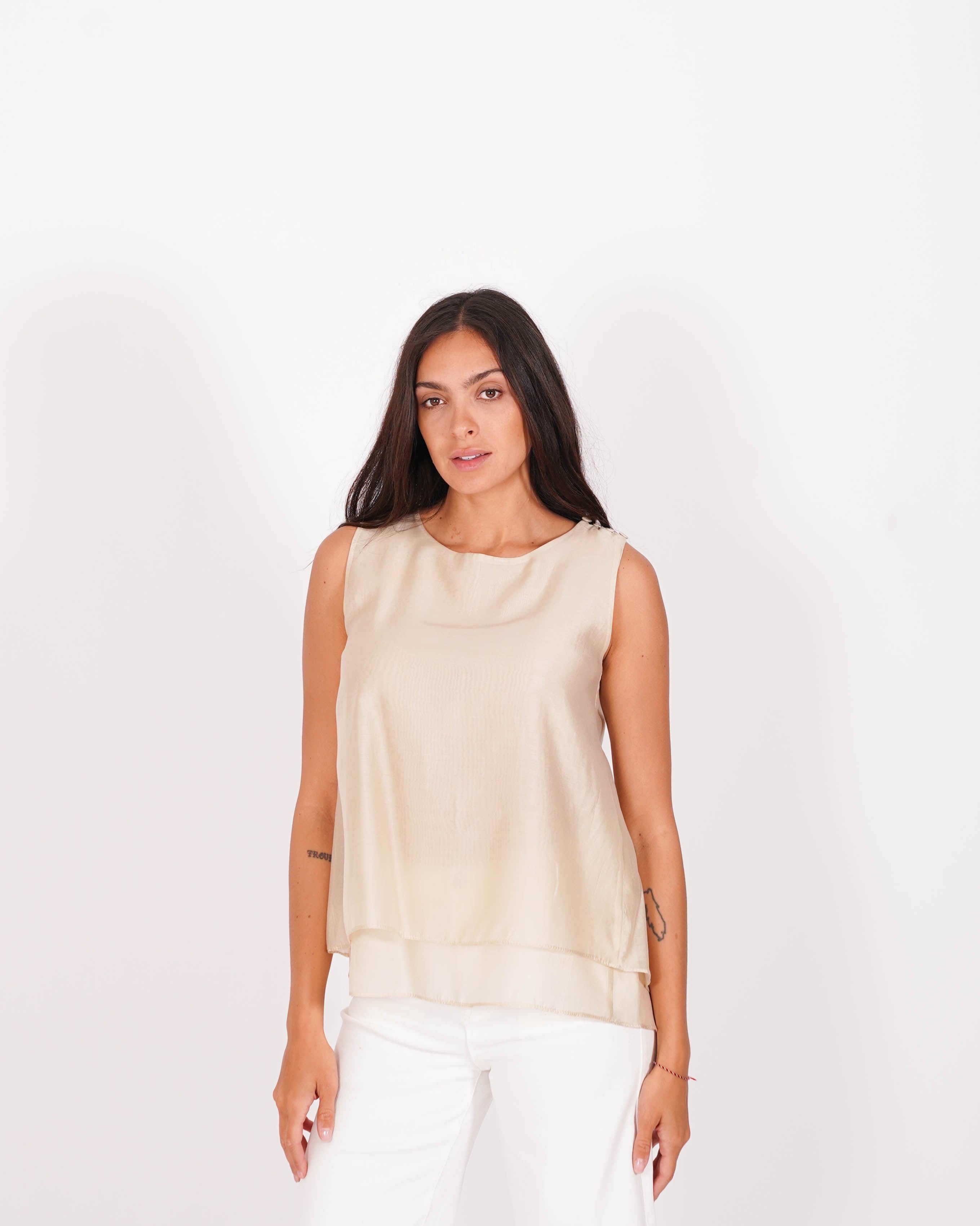 Blusa girocollo smanicata con bottoncini sulla spalla - Ingrid