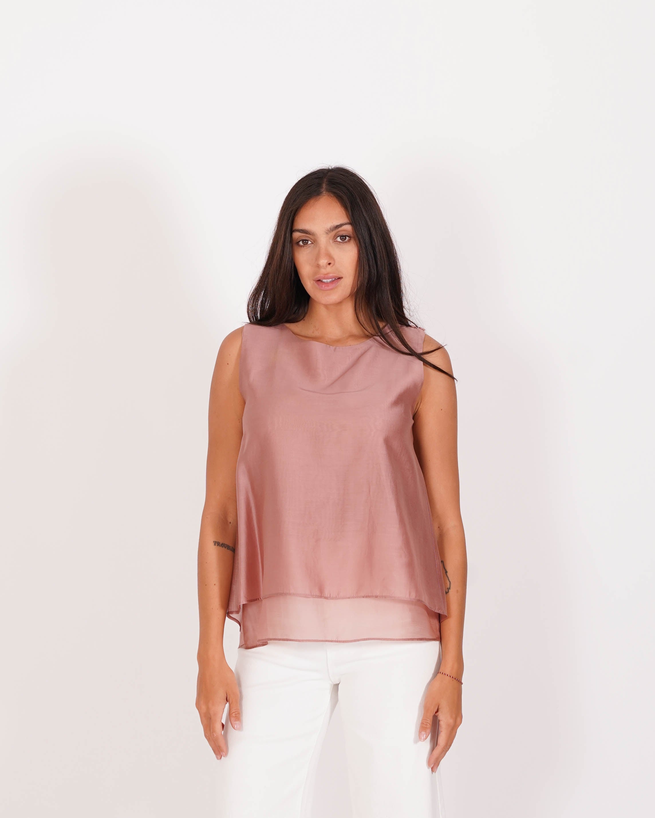 Blusa girocollo smanicata con bottoncini sulla spalla - Ingrid