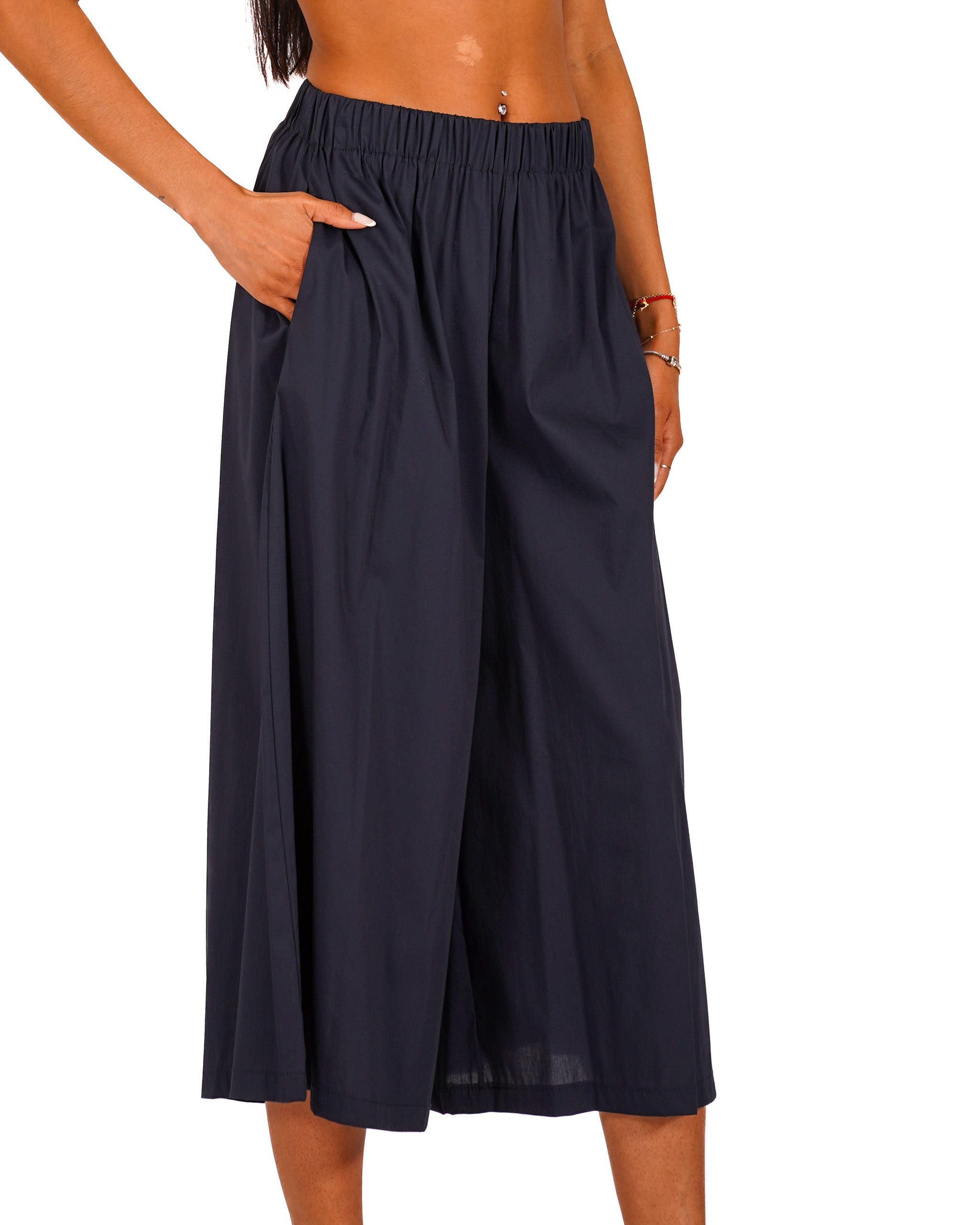 Pantaloni cropped in cotone con gamba larga - Prugna