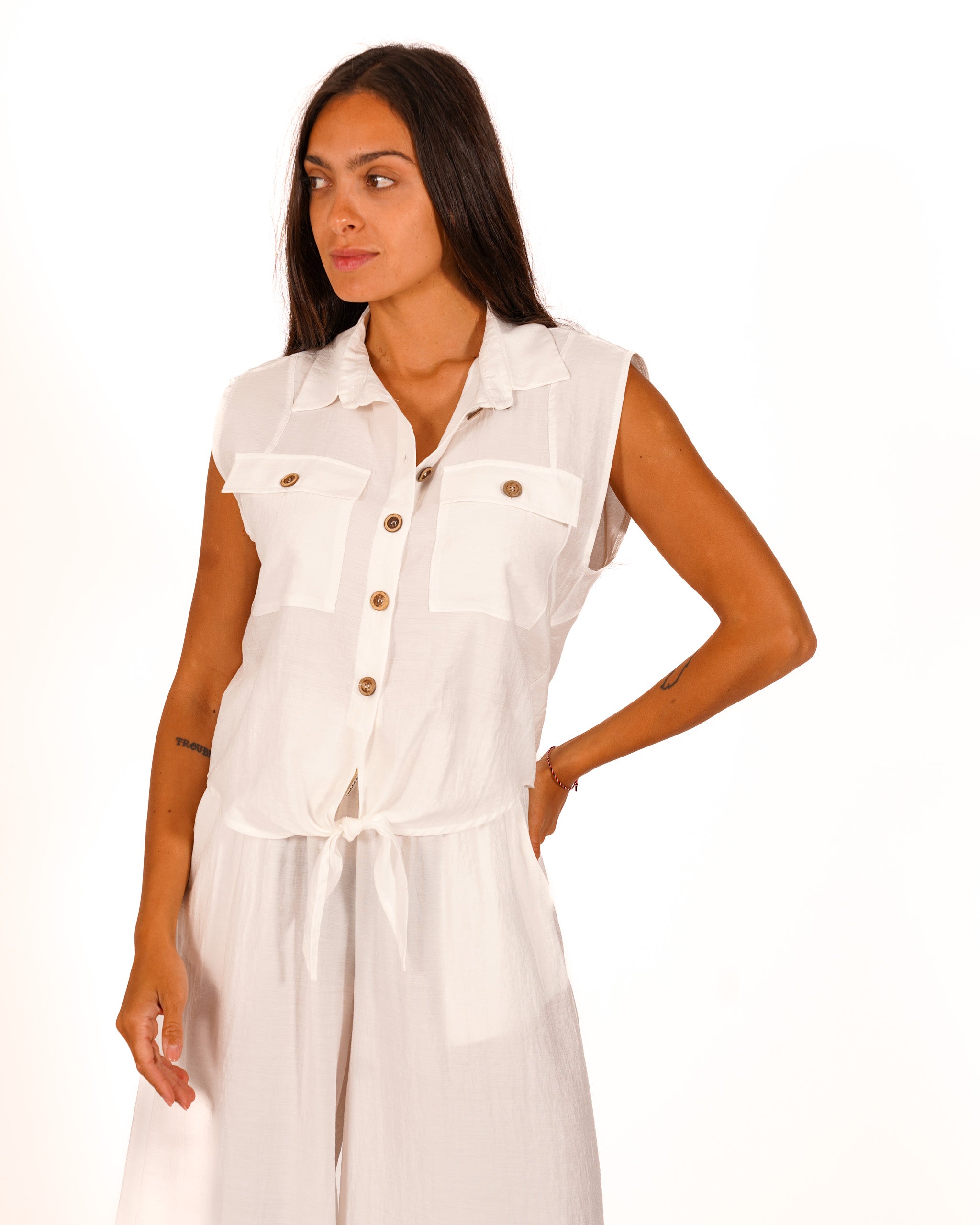 Camicia smanicata con bottoni in contrasto - Hoara