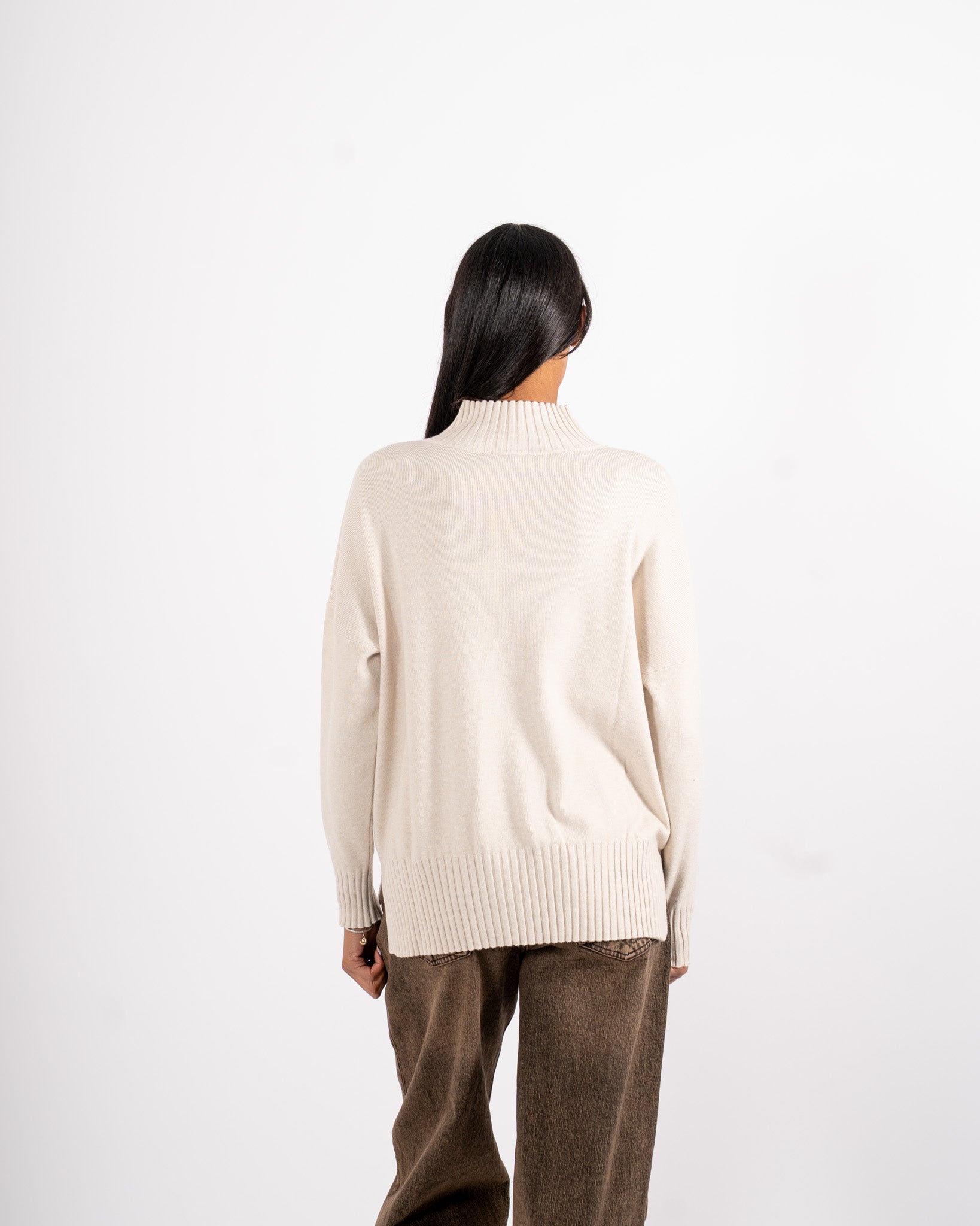 Maglia collo alto con spacchetti sul fondo - Gesso