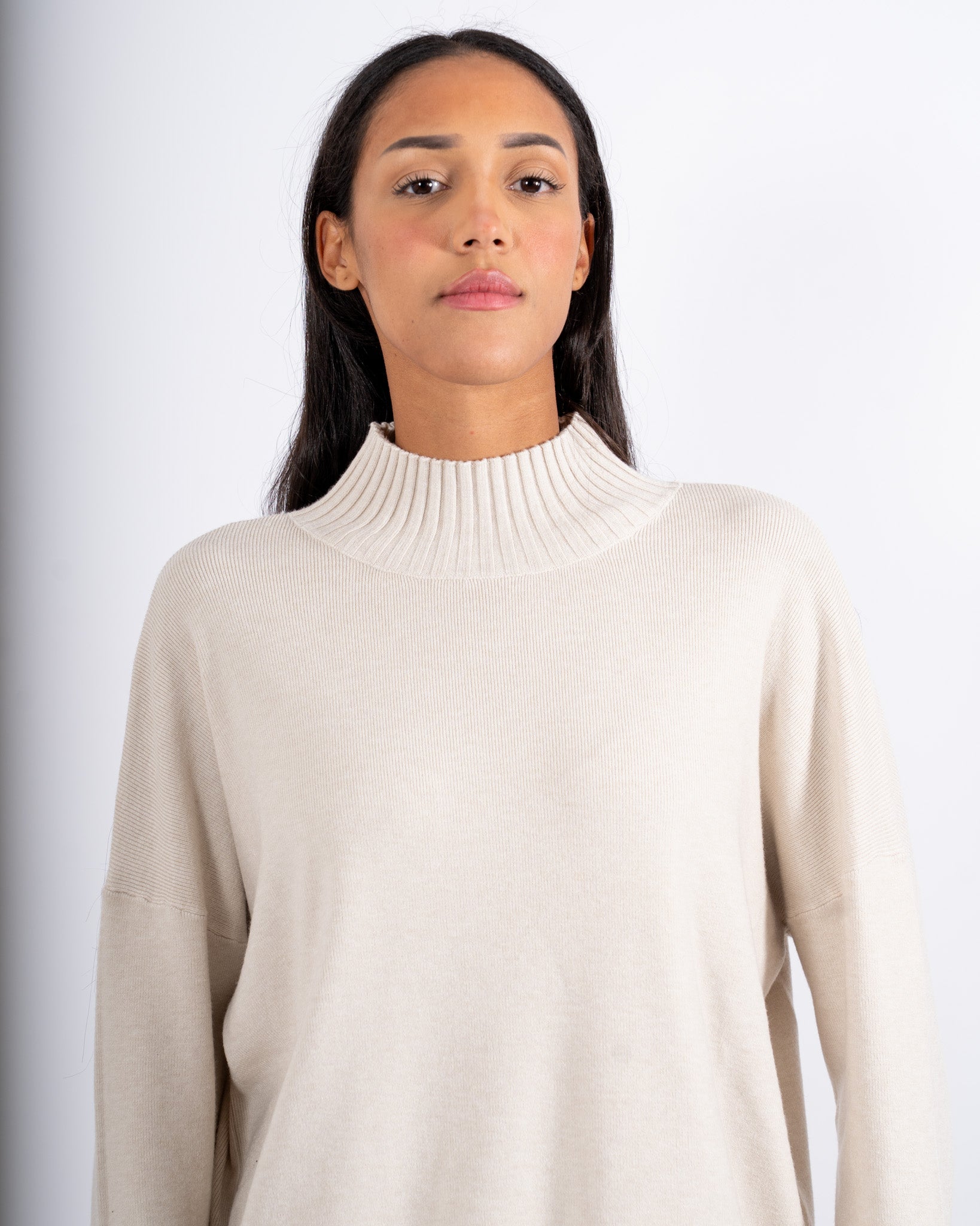 Maglia collo alto con spacchetti sul fondo - Gesso