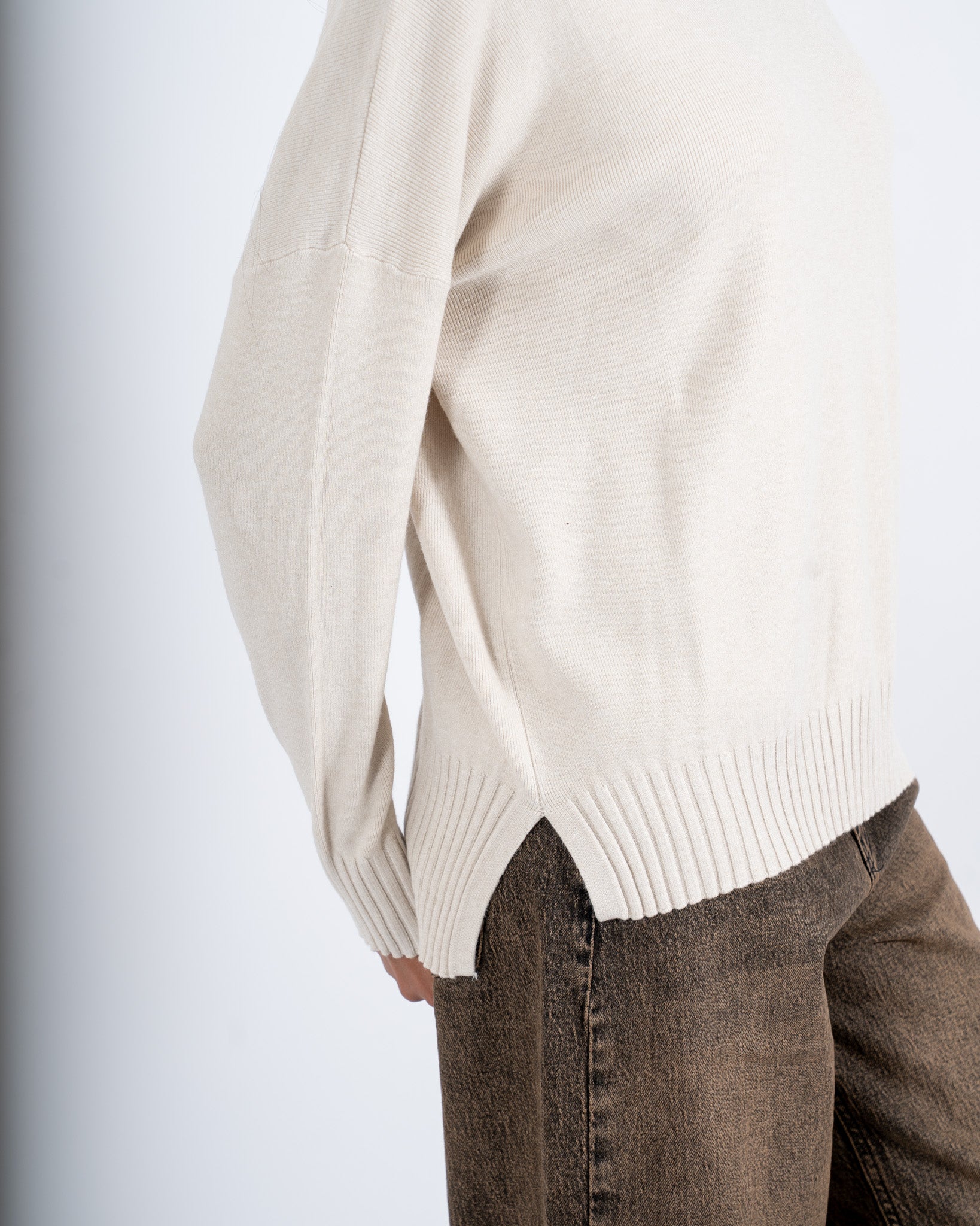 Maglia collo alto con spacchetti sul fondo - Gesso