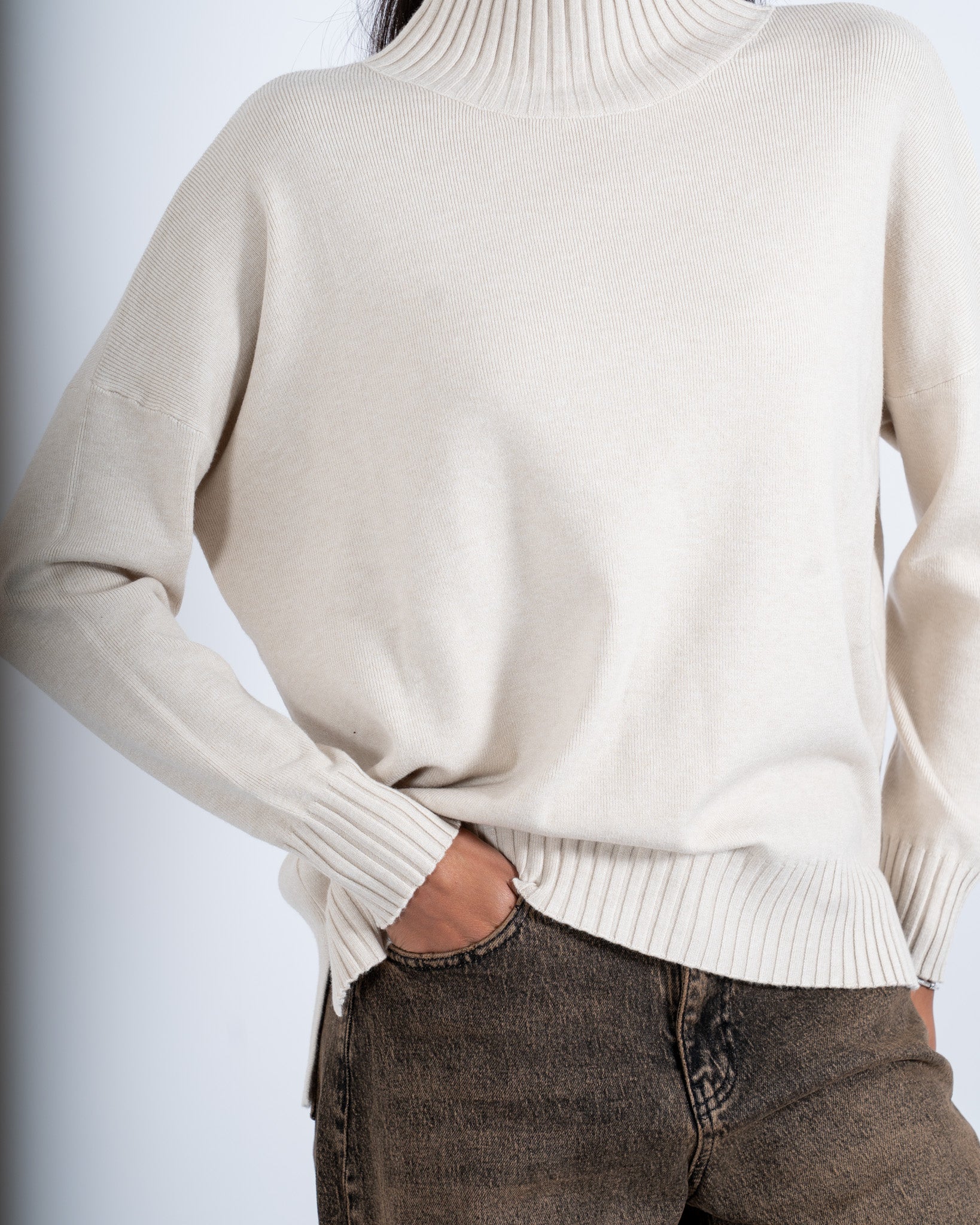 Maglia collo alto con spacchetti sul fondo - Gesso