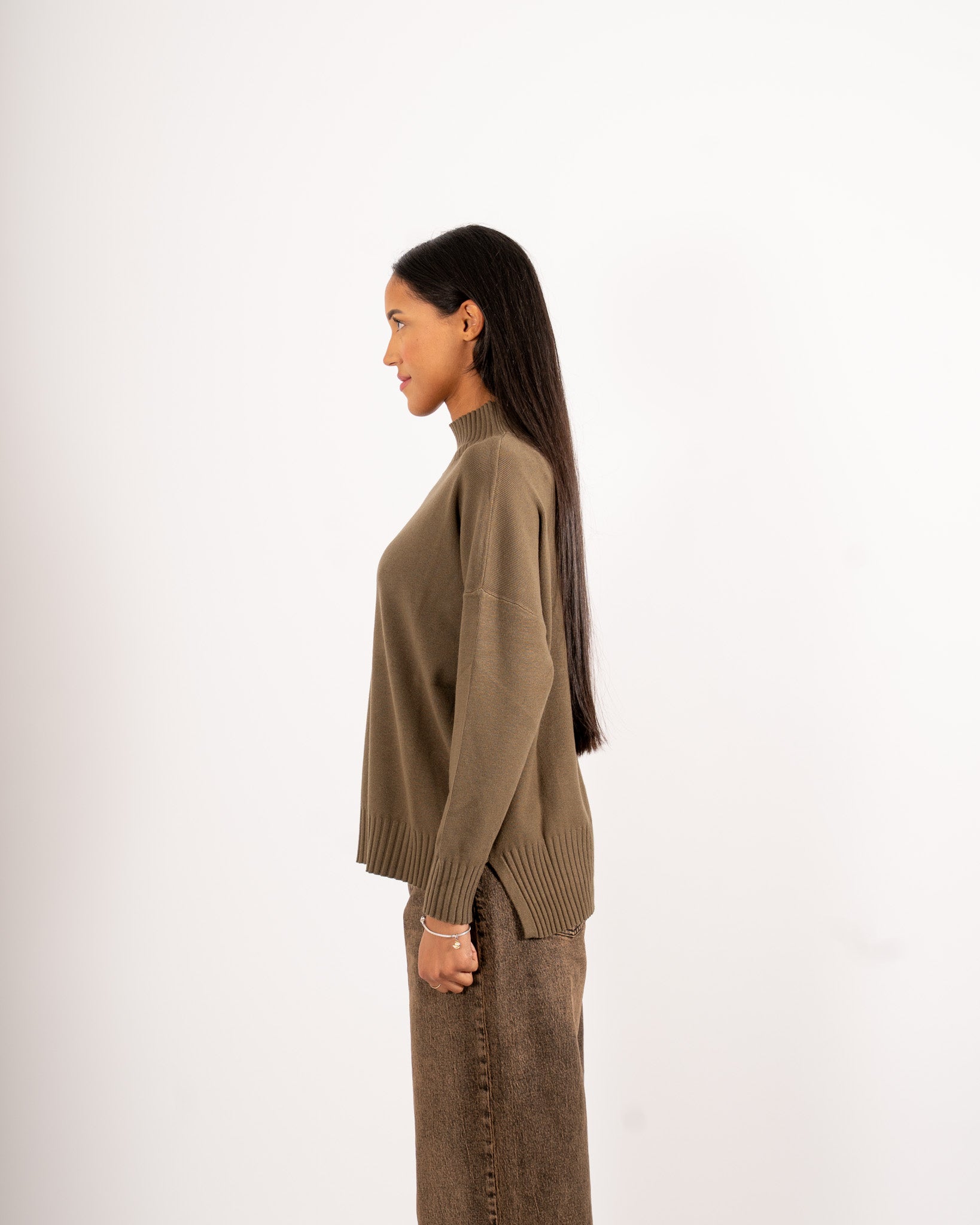 Maglia collo alto con spacchetti sul fondo - Gesso