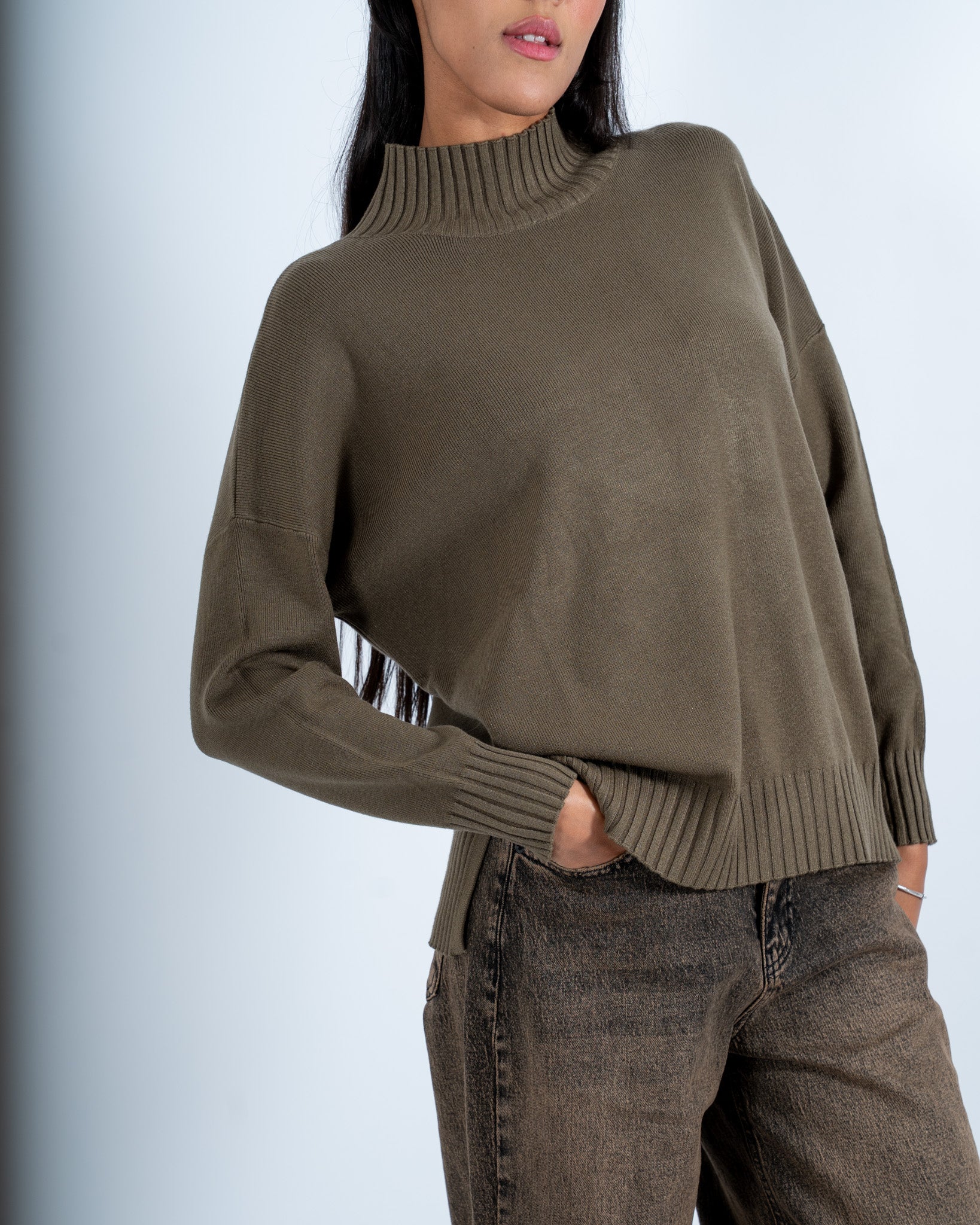 Maglia collo alto con spacchetti sul fondo - Gesso