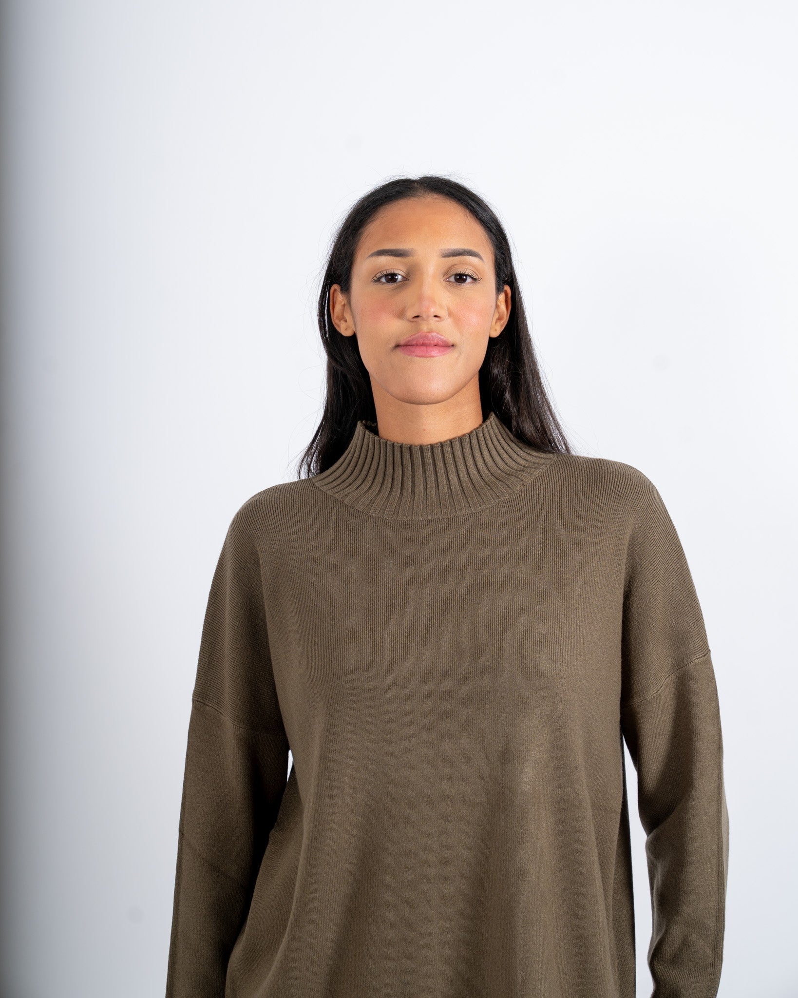 Maglia collo alto con spacchetti sul fondo - Gesso