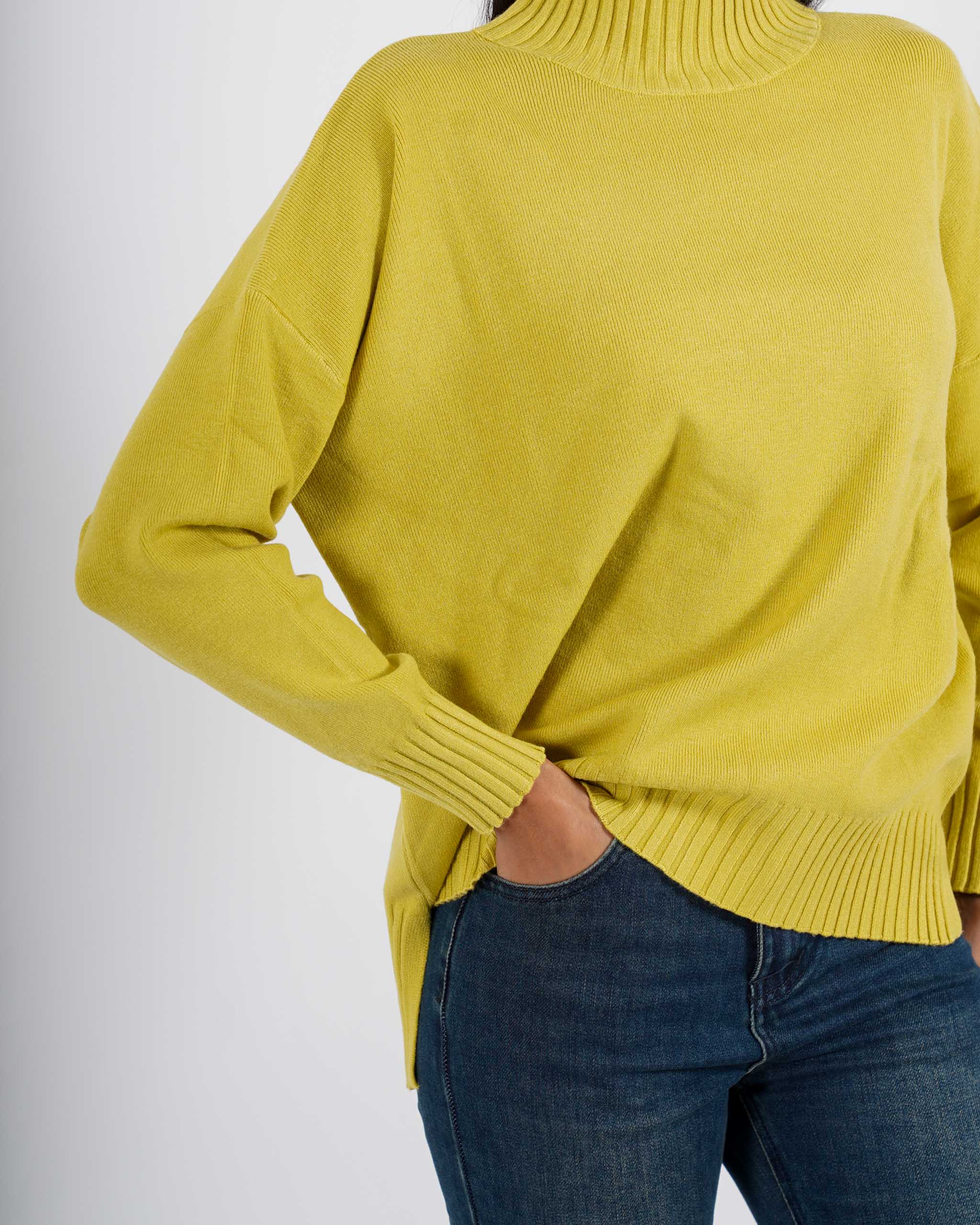 Maglia collo alto con spacchetti sul fondo - Gesso