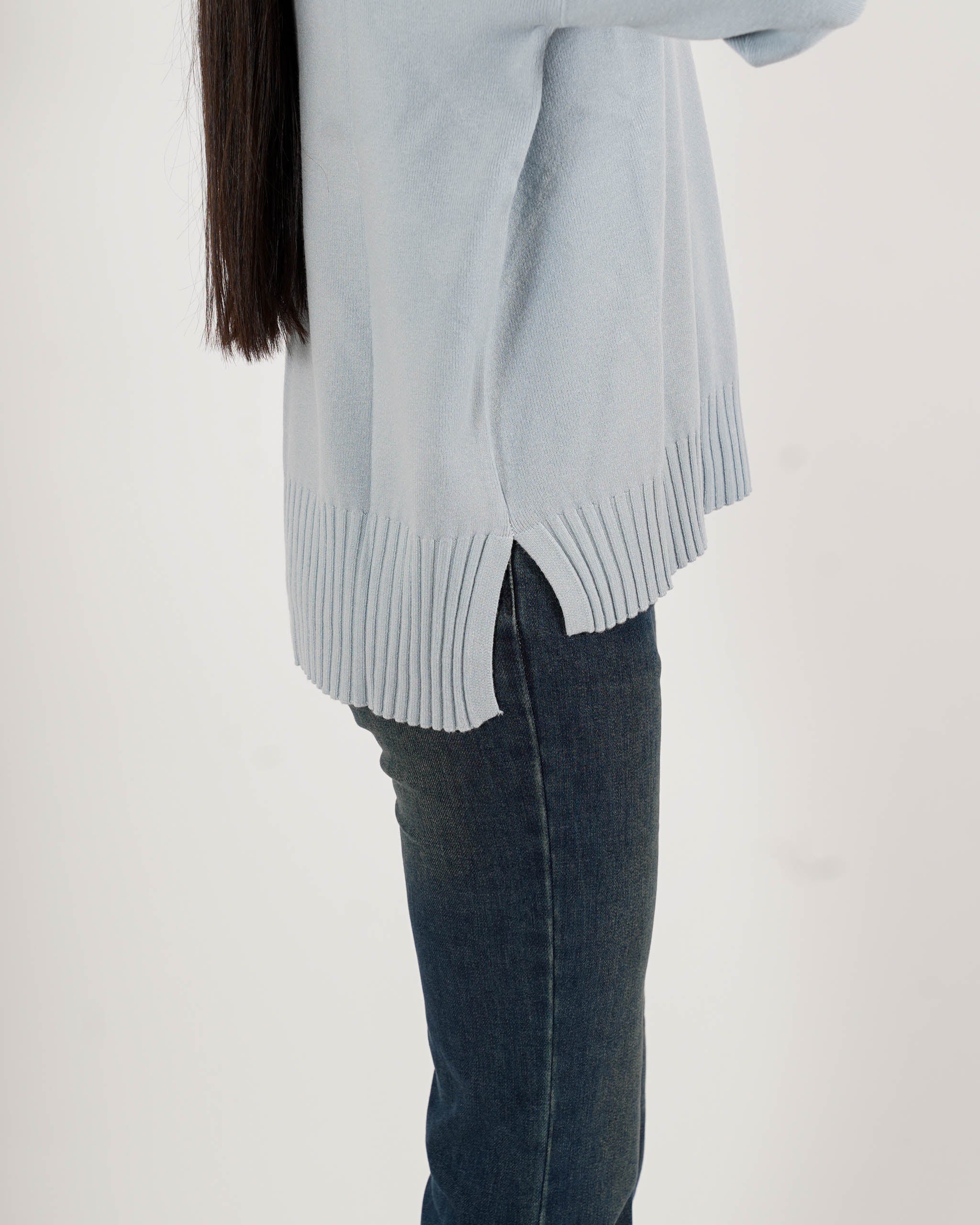 Maglia collo alto con spacchetti sul fondo - Gesso