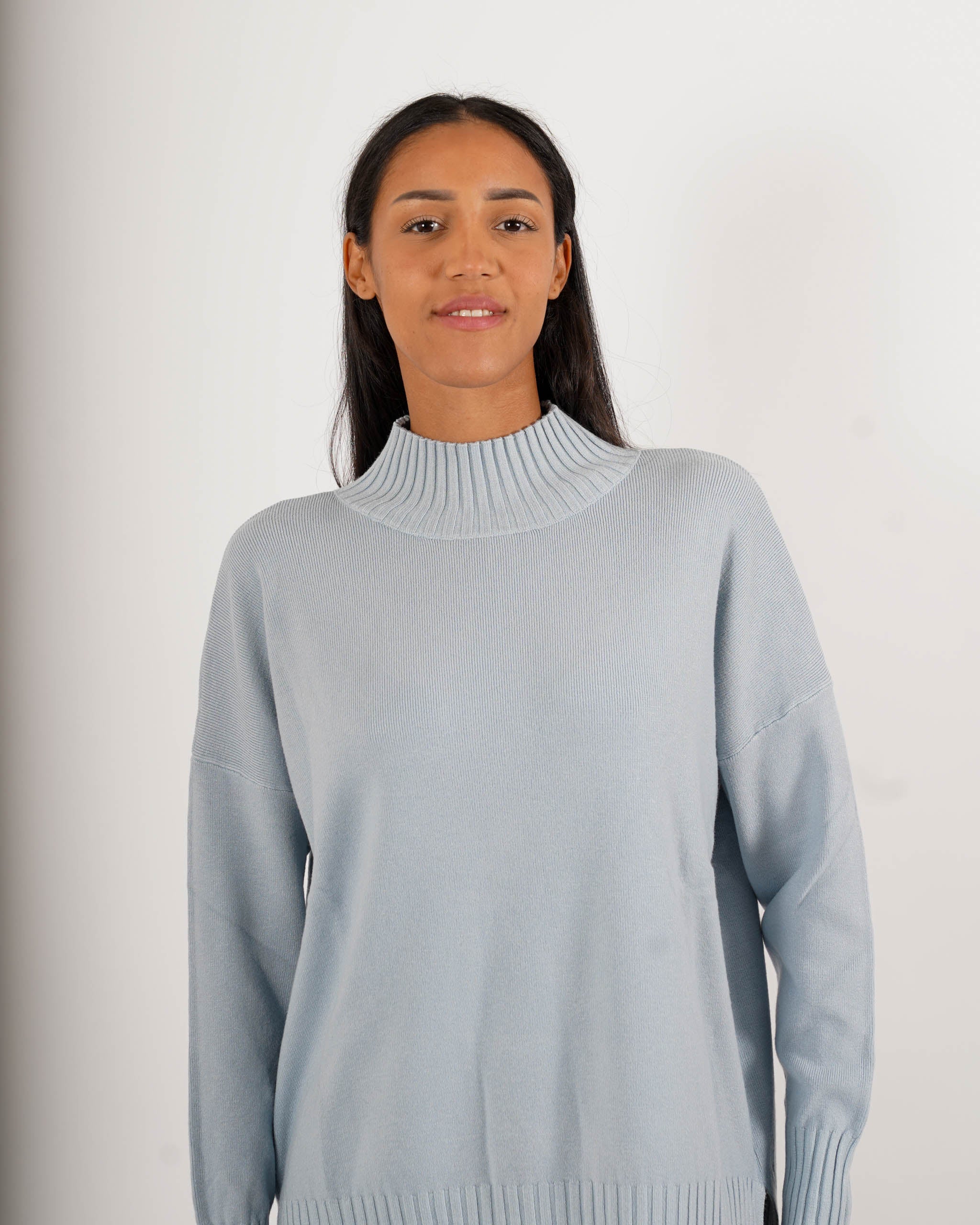 Maglia collo alto con spacchetti sul fondo - Gesso