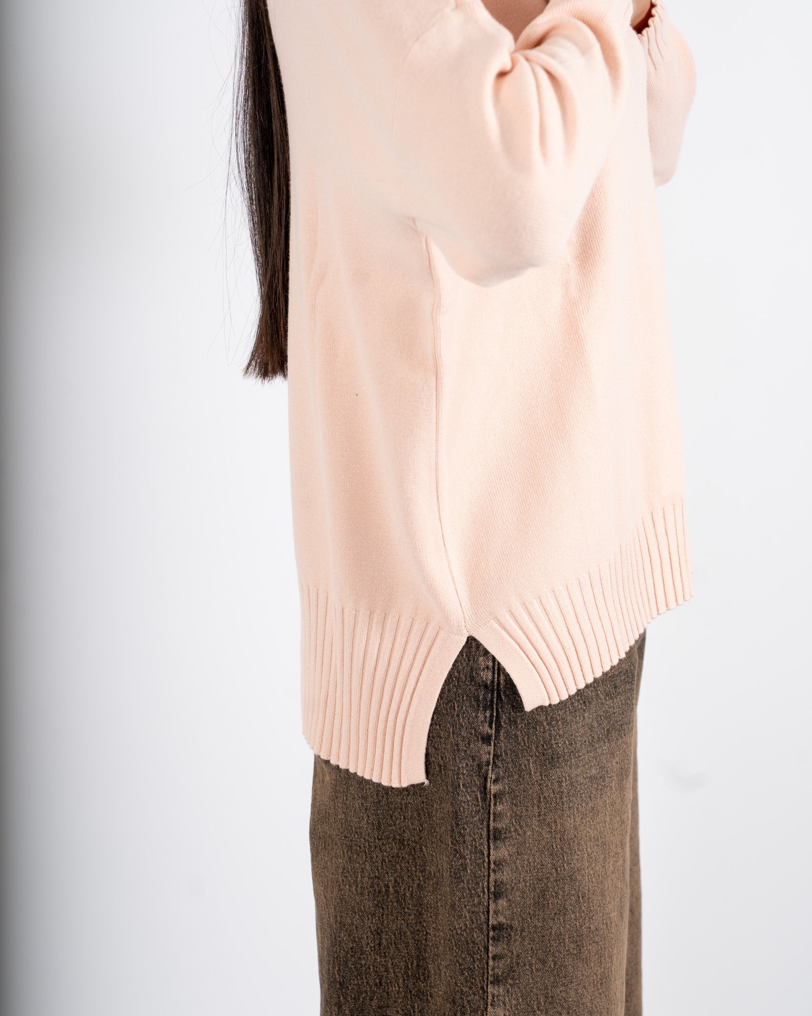 Maglia collo alto con spacchetti sul fondo - Gesso
