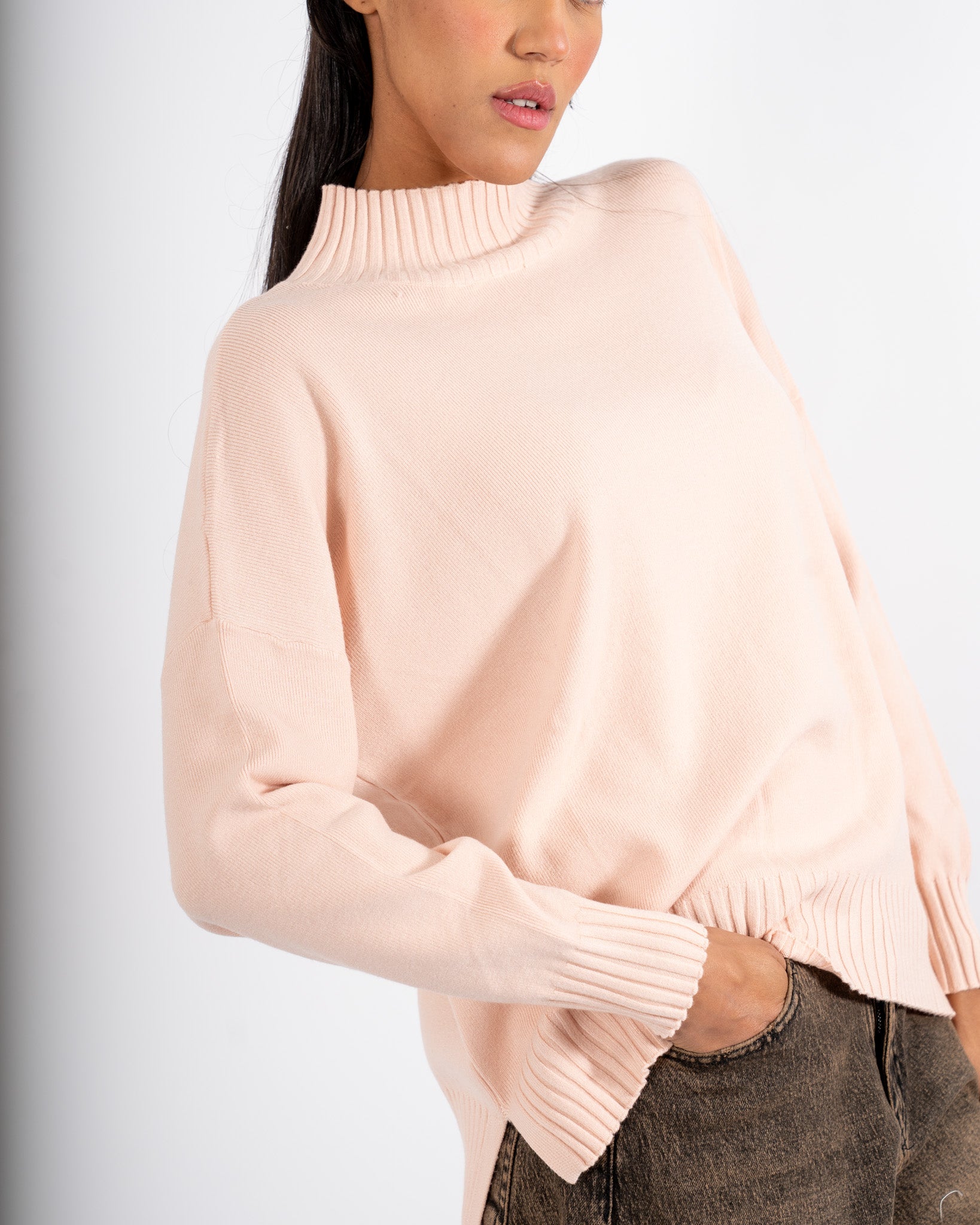 Maglia collo alto con spacchetti sul fondo - Gesso