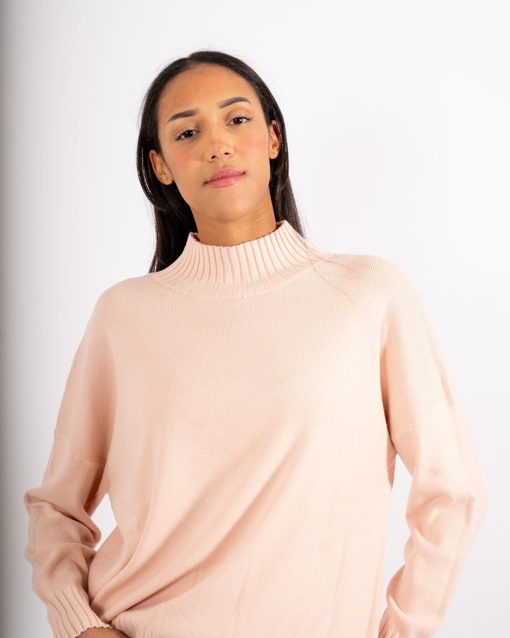 Maglia collo alto con spacchetti sul fondo - Gesso