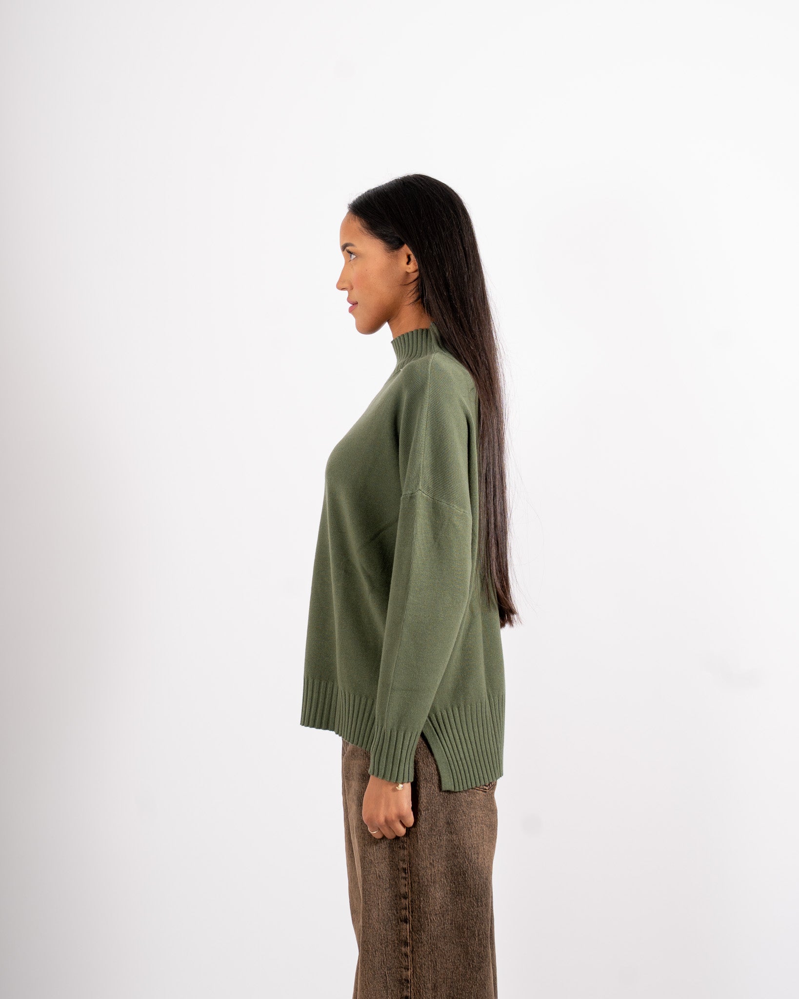 Maglia collo alto con spacchetti sul fondo - Gesso