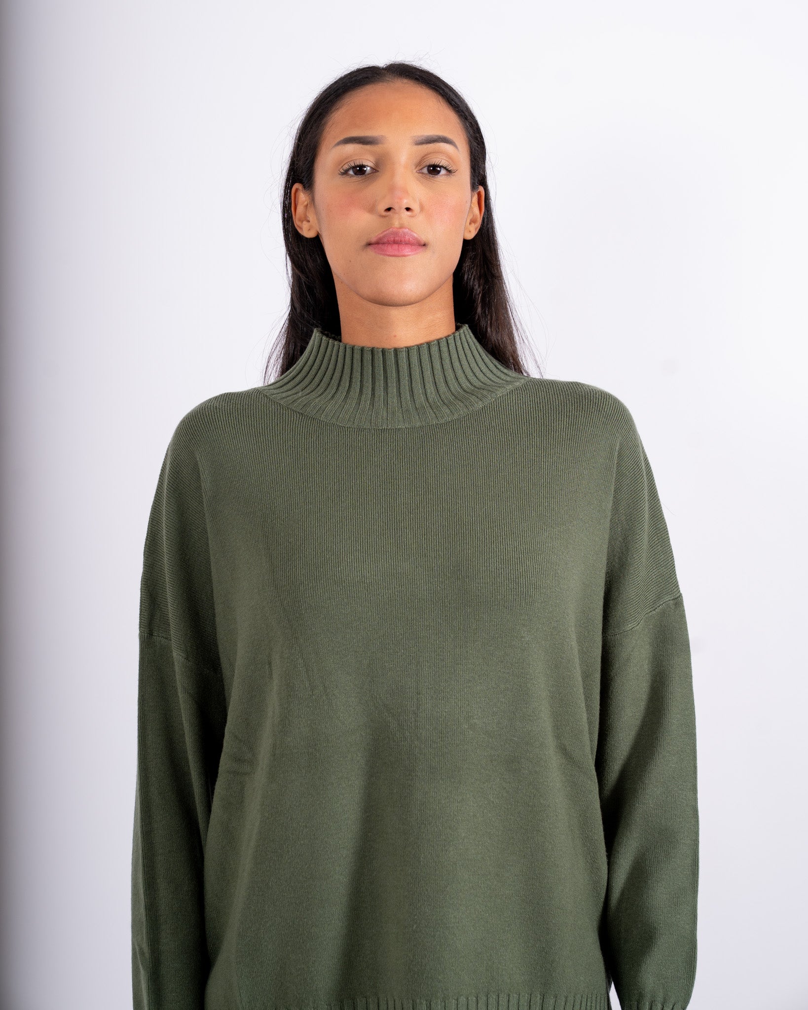 Maglia collo alto con spacchetti sul fondo - Gesso