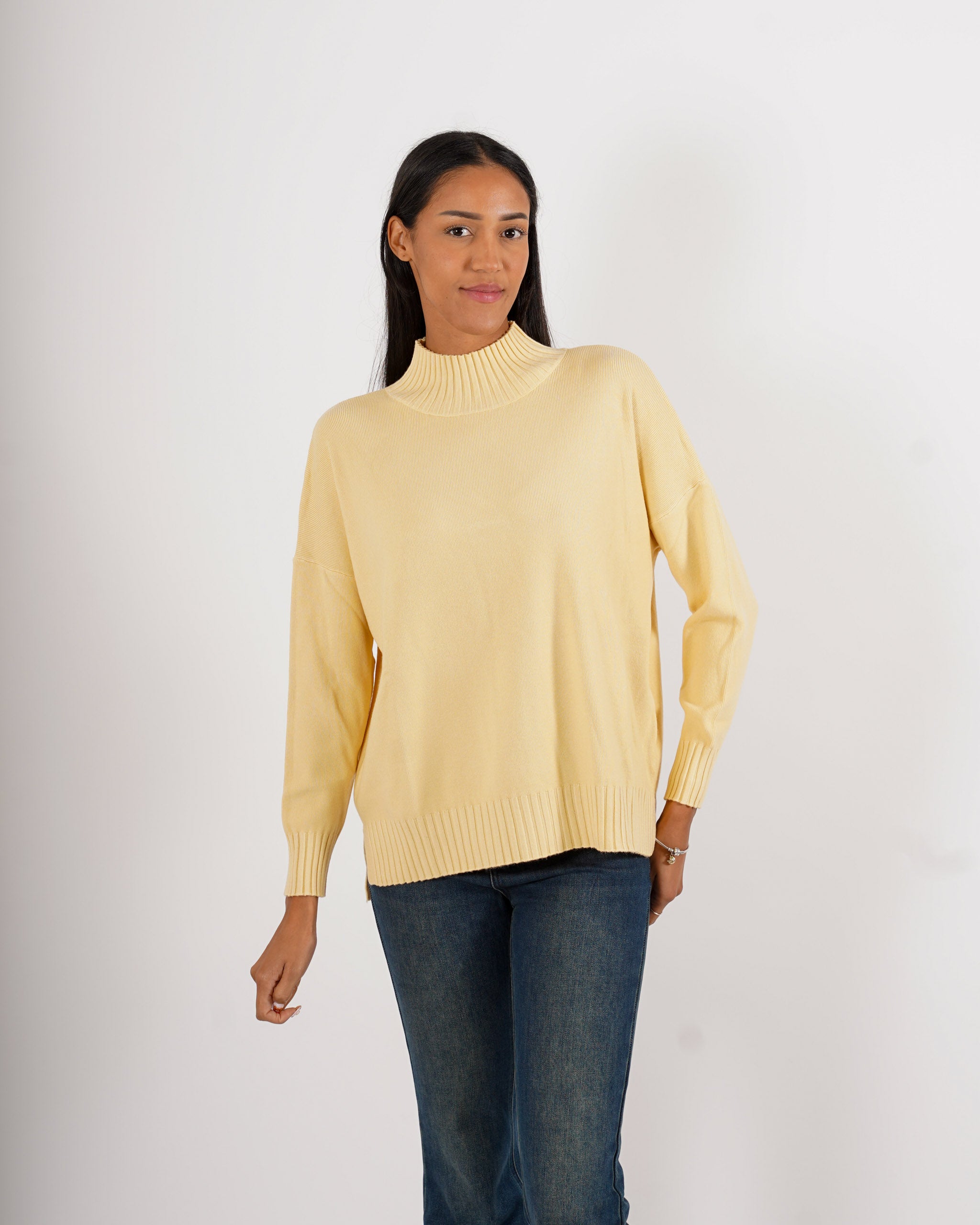 Maglia collo alto con spacchetti sul fondo - Gesso