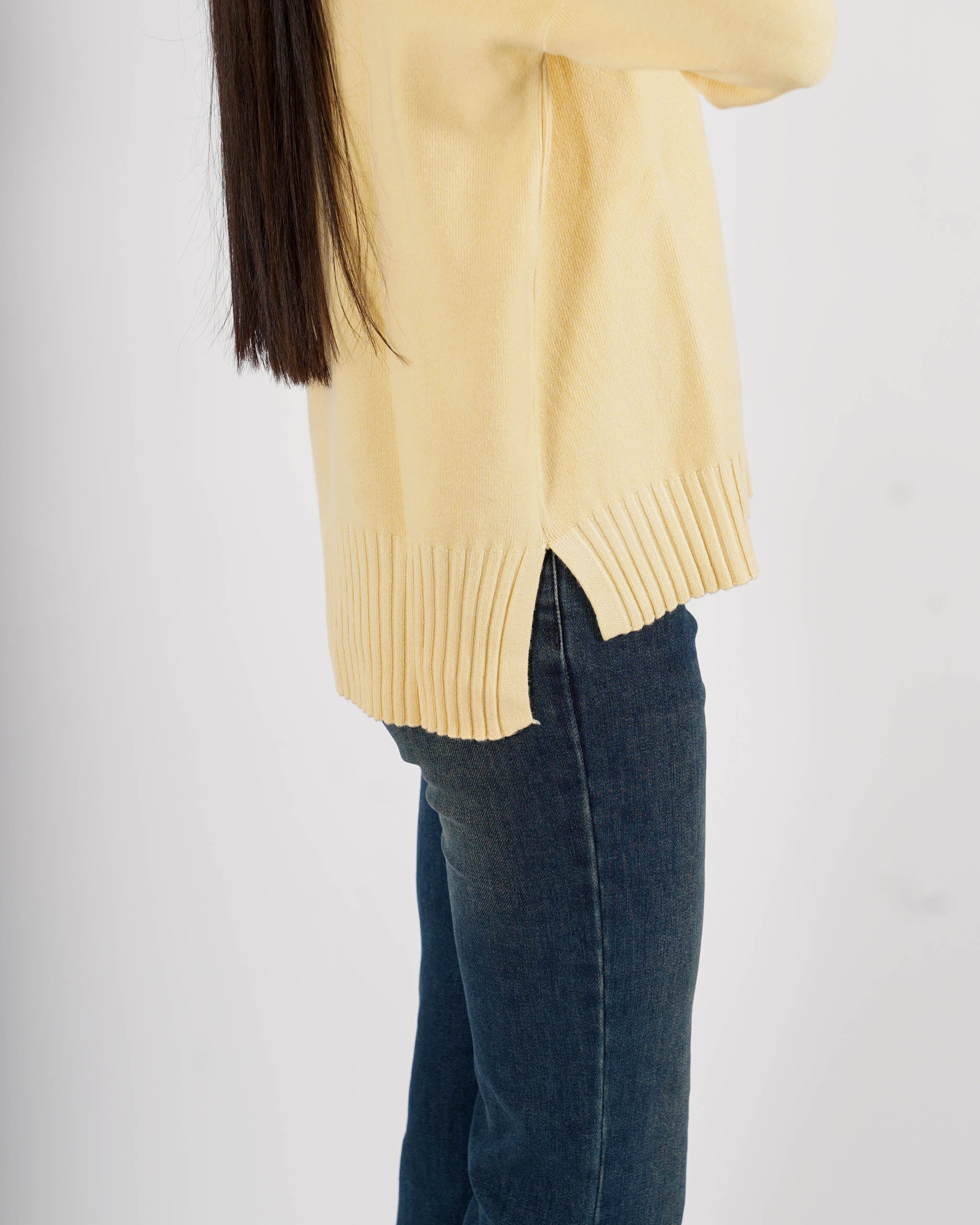 Maglia collo alto con spacchetti sul fondo - Gesso