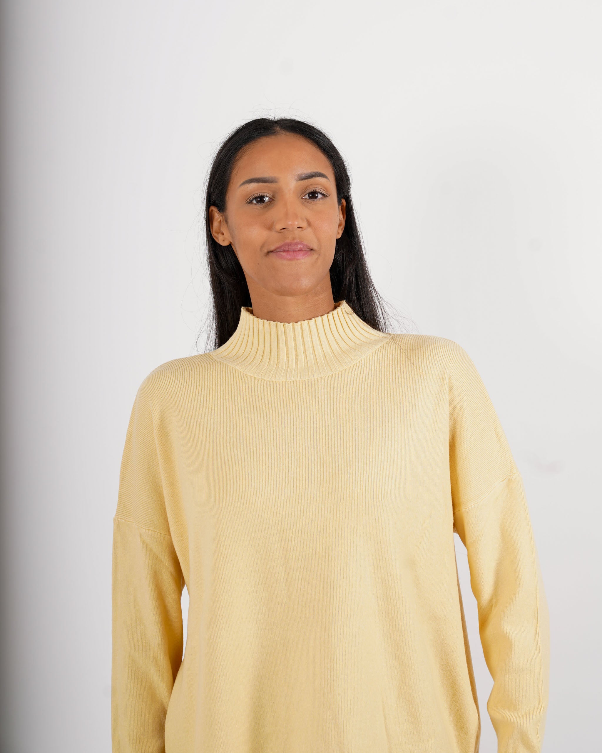 Maglia collo alto con spacchetti sul fondo - Gesso