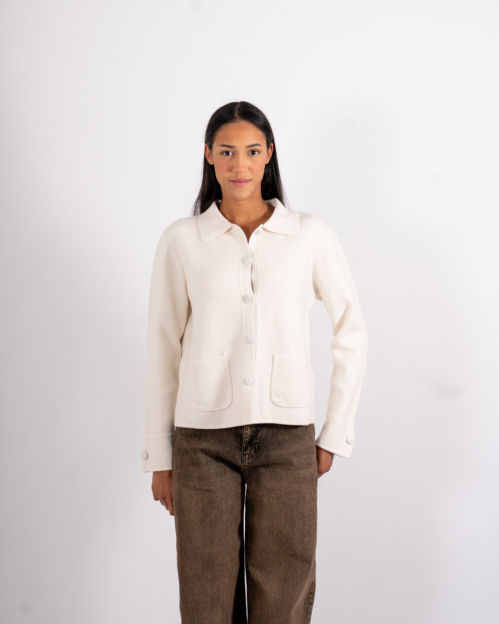 Cardigan in maglia con bottoni tono su tono e tasche frontali - Donata