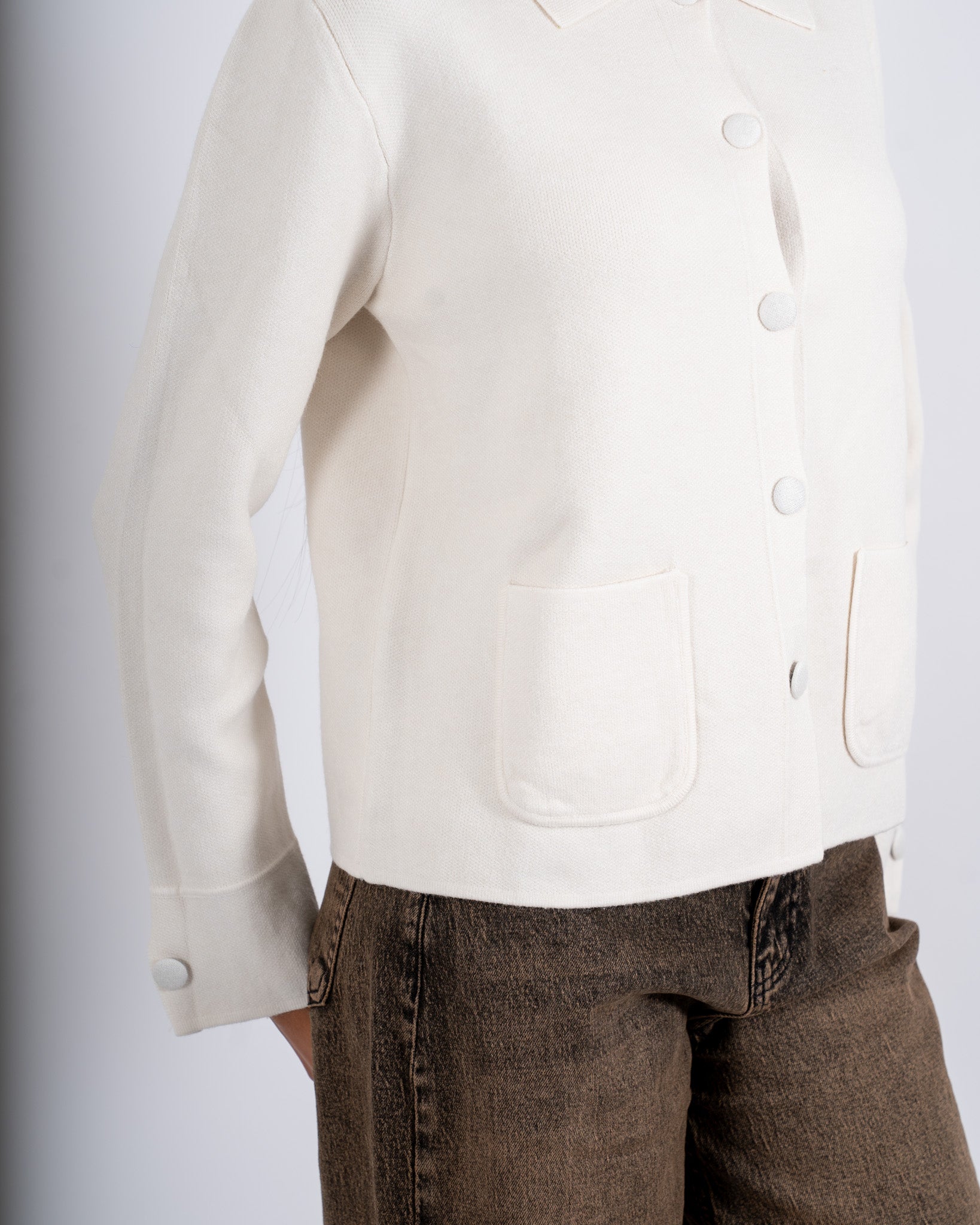 Cardigan in maglia con bottoni tono su tono e tasche frontali - Donata