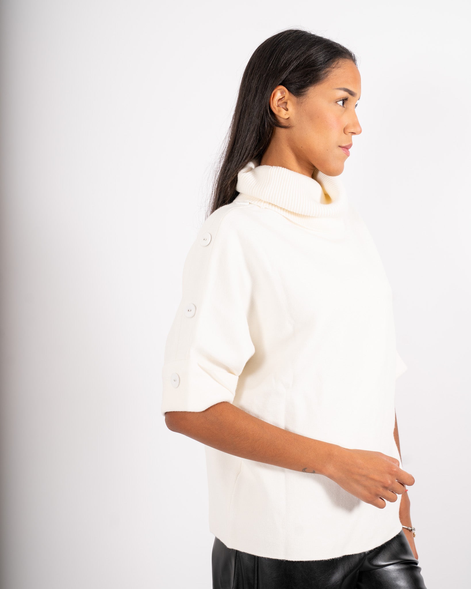 Maglia collo alto con bottoni su manica - Samaritana