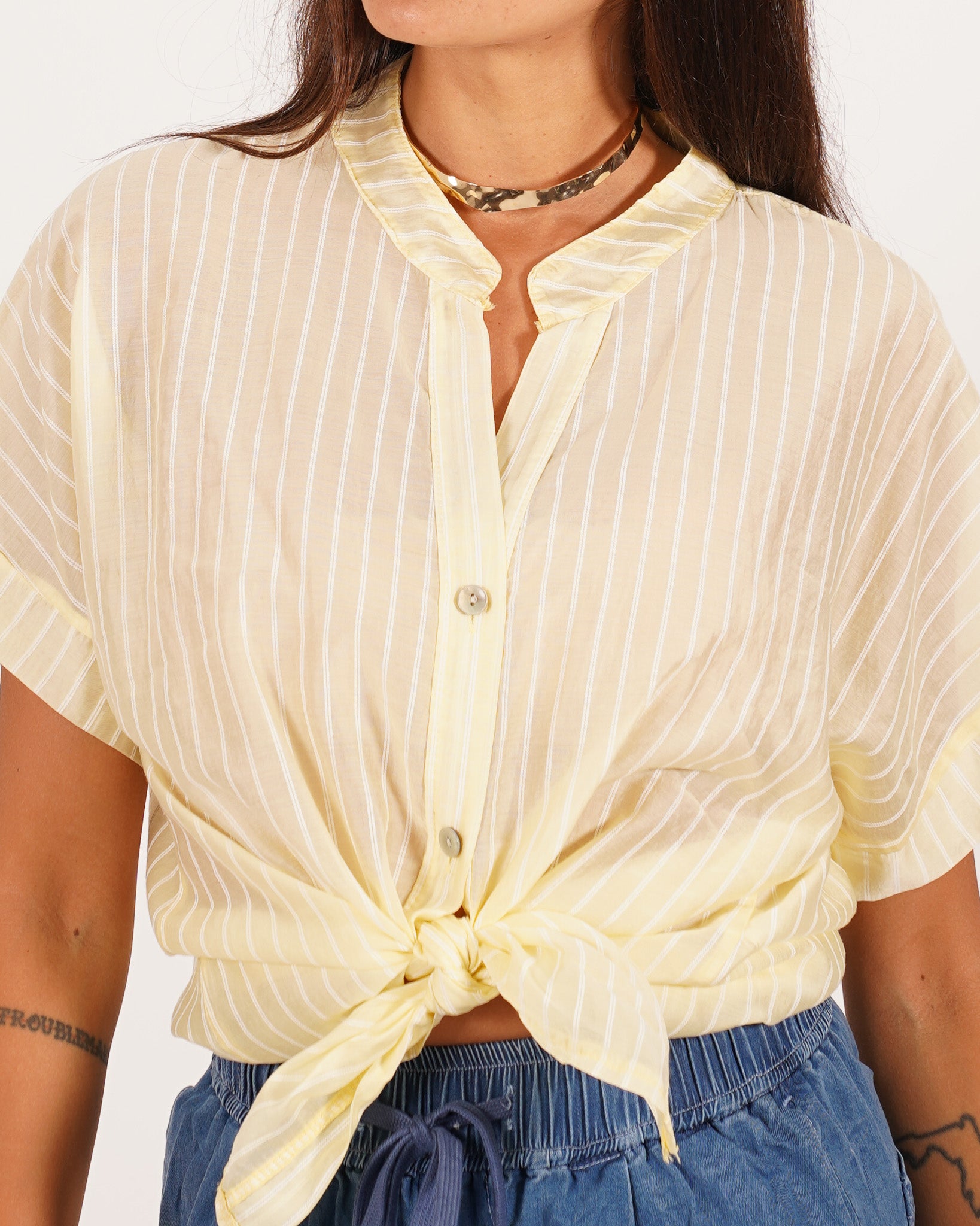 Camicia rigata mezza manica e nodo frontale - Adriana