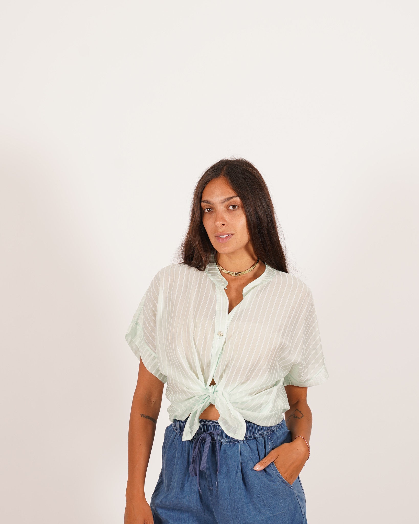 Camicia rigata mezza manica e nodo frontale - Adriana