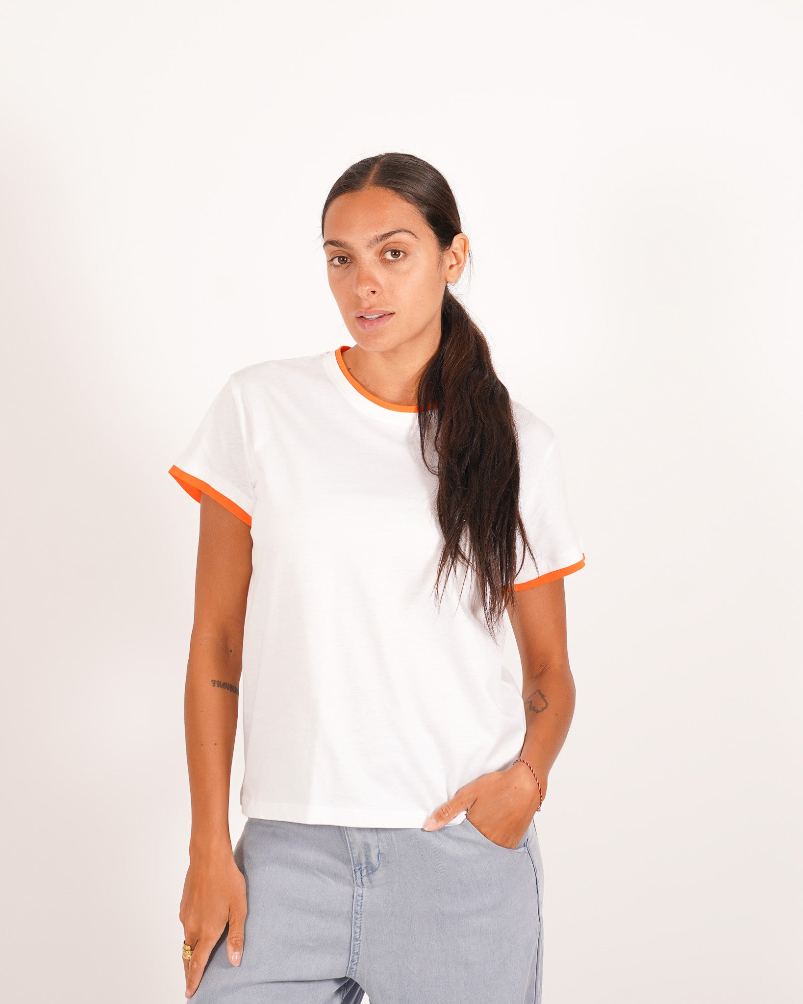 T-shirt basic in 100% cotone con dettagli a contrasto - Ivana