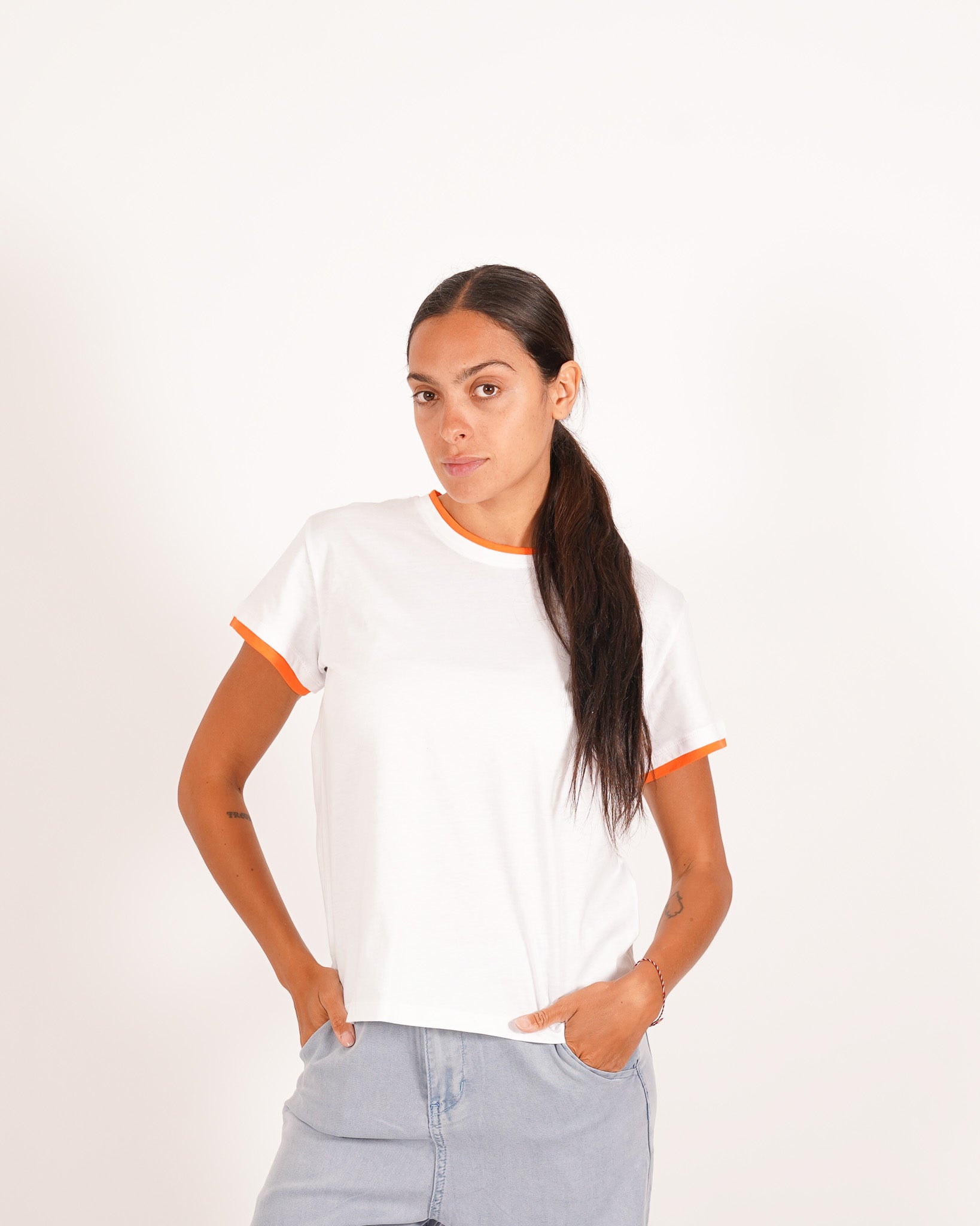 T-shirt basic in 100% cotone con dettagli a contrasto - Ivana