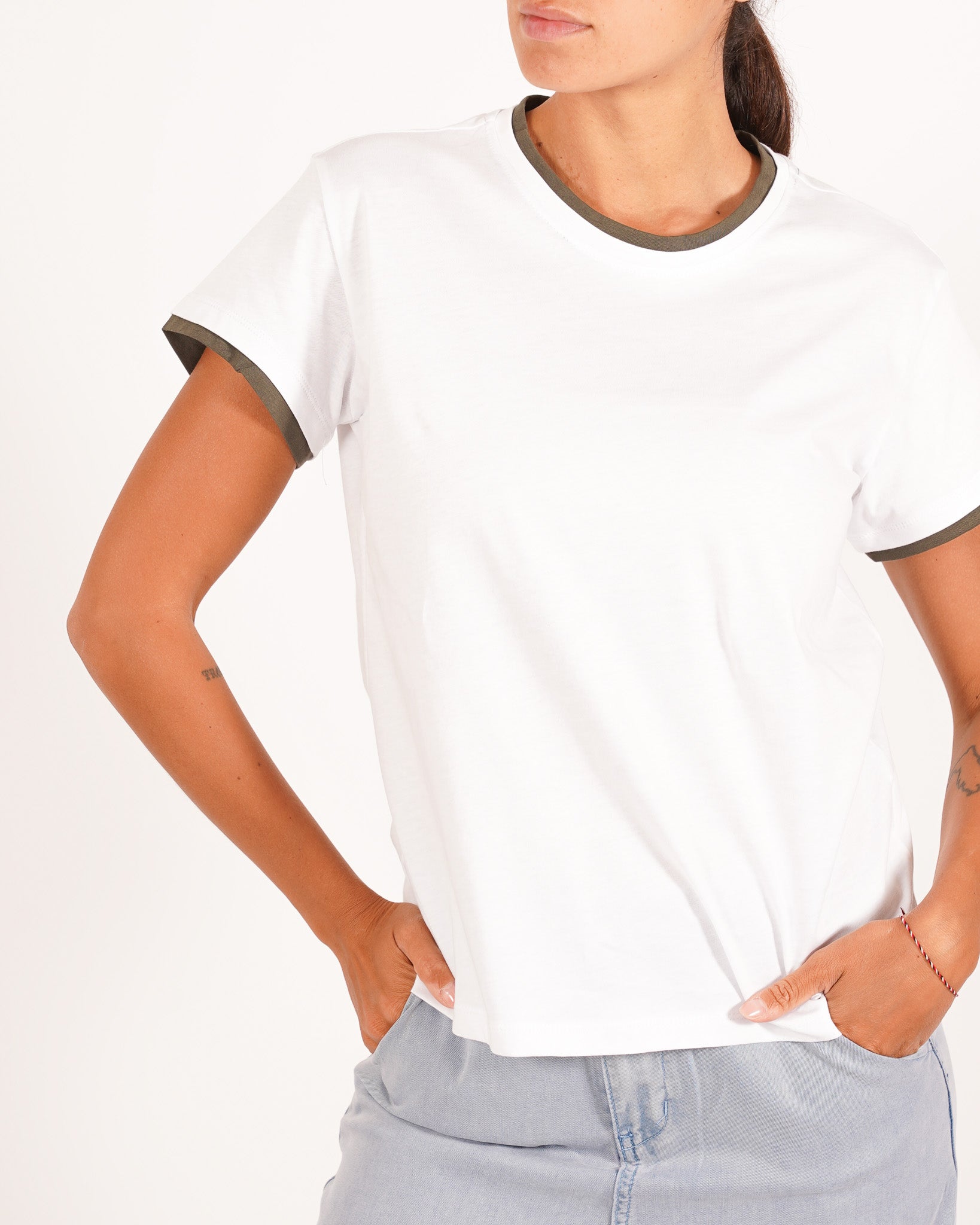 T-shirt basic in 100% cotone con dettagli a contrasto - Ivana