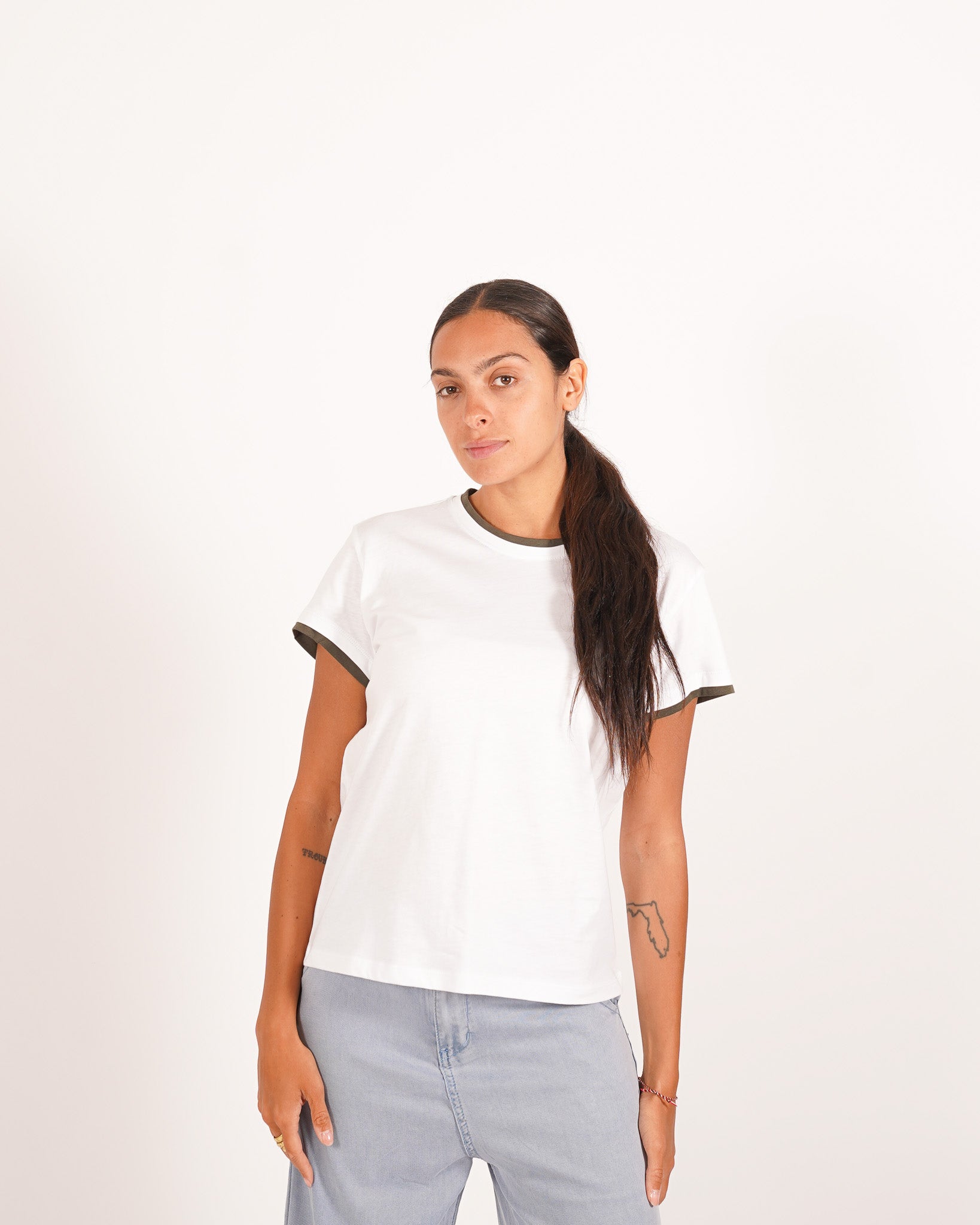 T-shirt basic in 100% cotone con dettagli a contrasto - Ivana