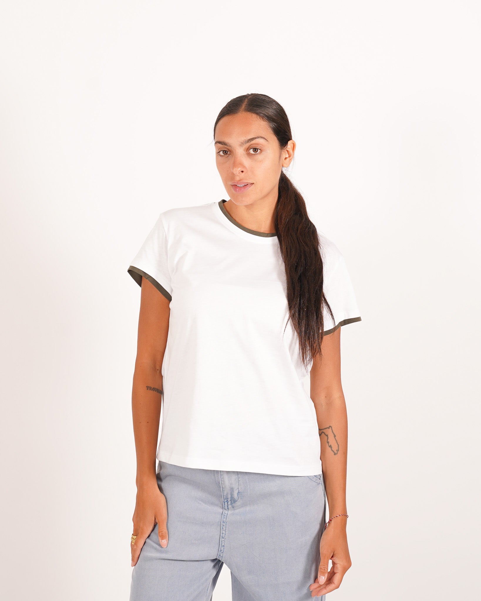 T-shirt basic in 100% cotone con dettagli a contrasto - Ivana