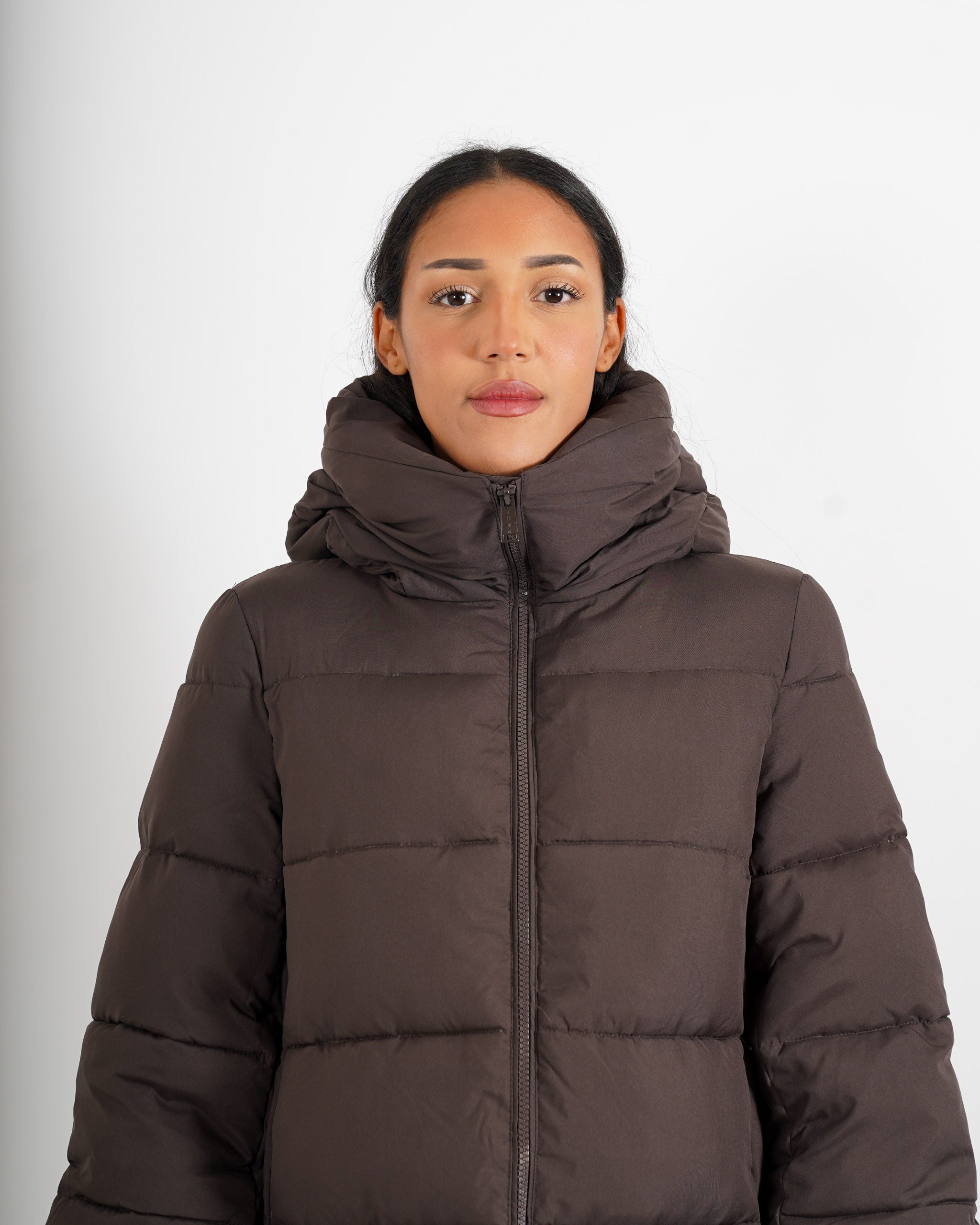 Piumino trapuntato con cappuccio, tasche a filo e chiusura con zip - Carla