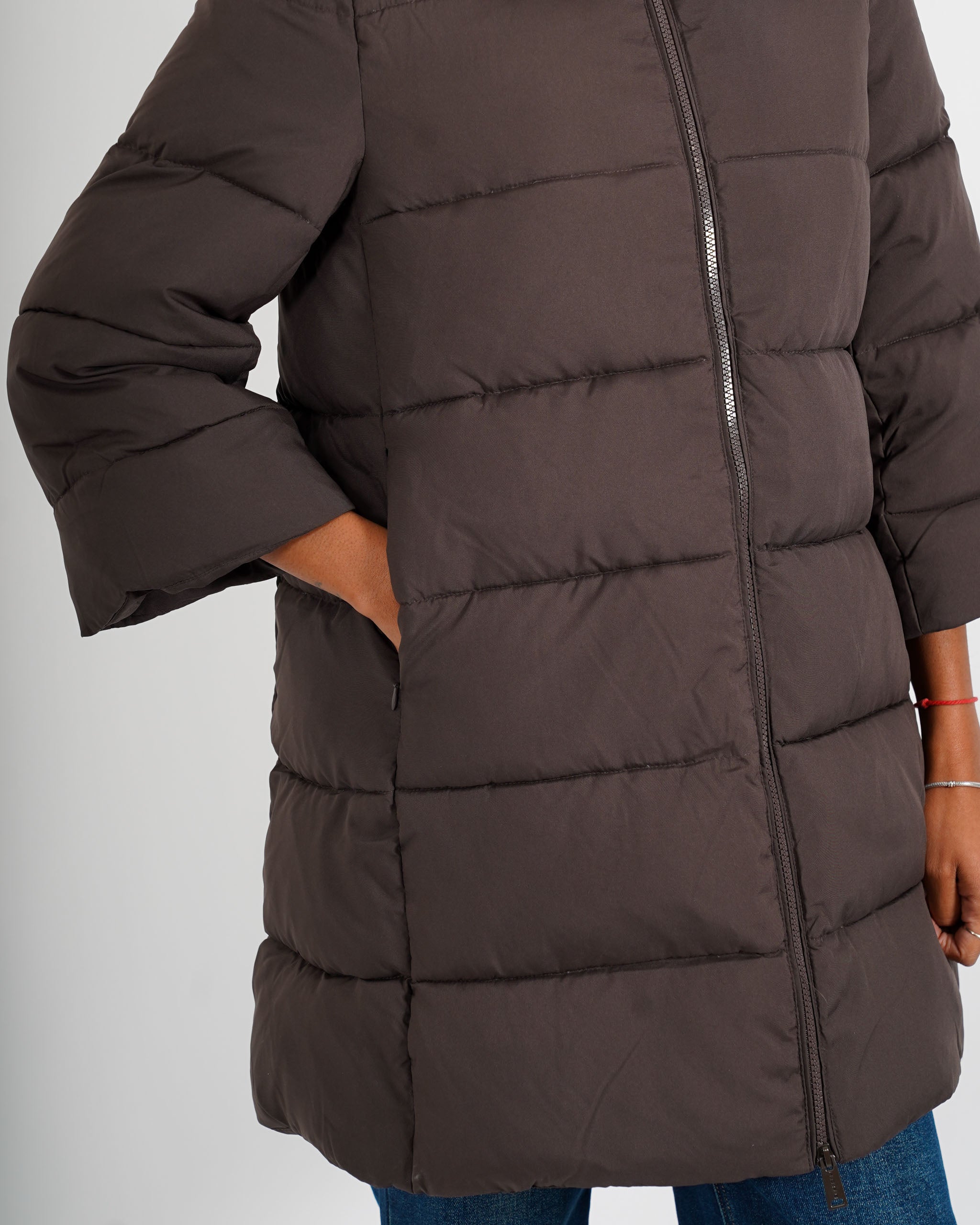 Piumino trapuntato con cappuccio, tasche a filo e chiusura con zip - Carla