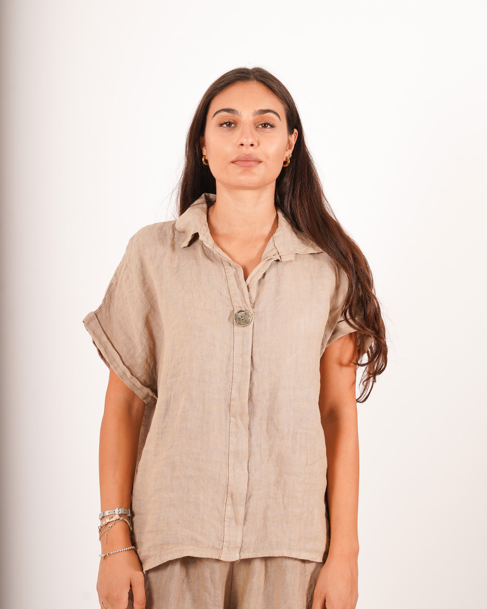 Blusa con colletto e bottone oro in lino - Pagana
