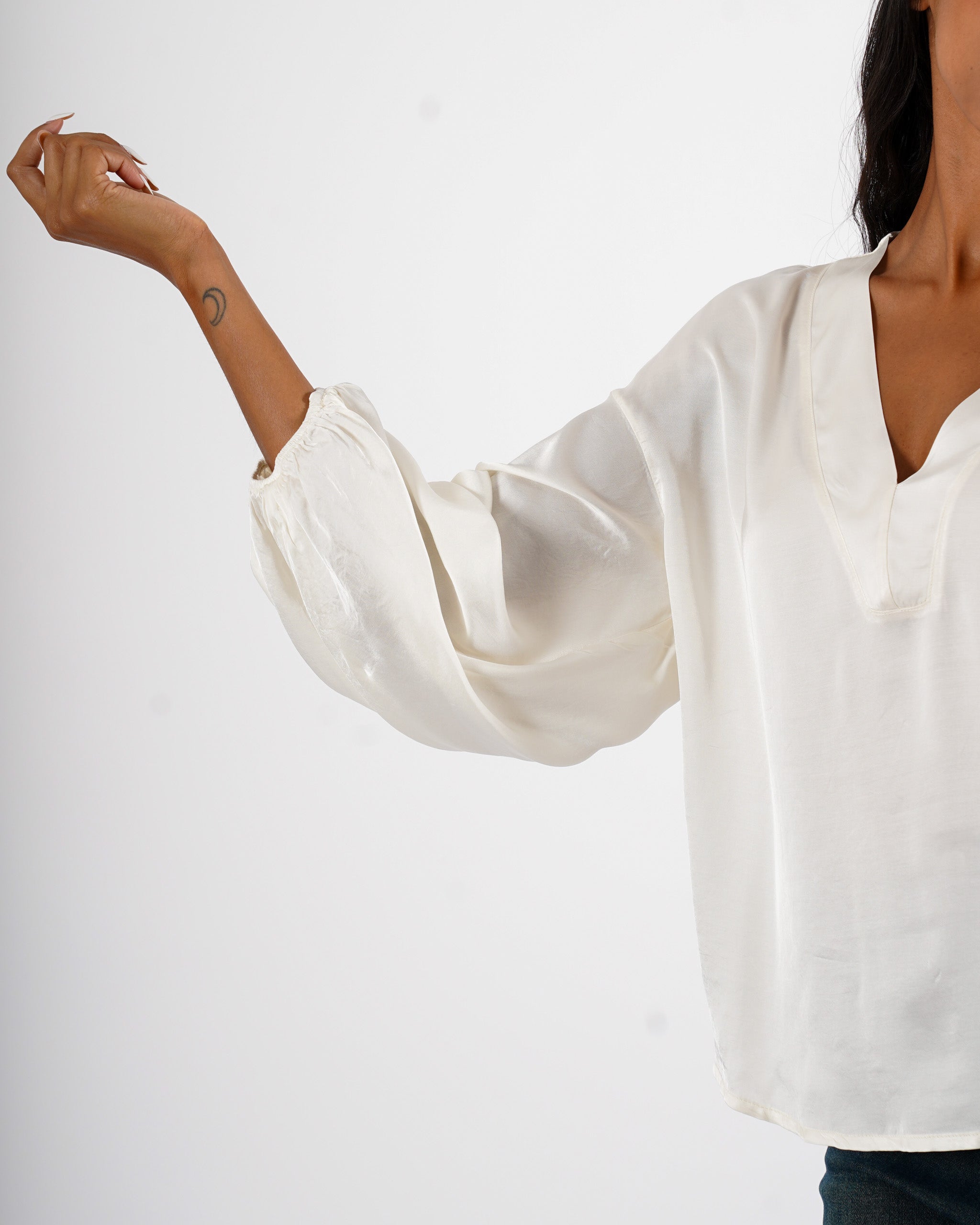 Blusa scollo a v in mano raso - Mirabel