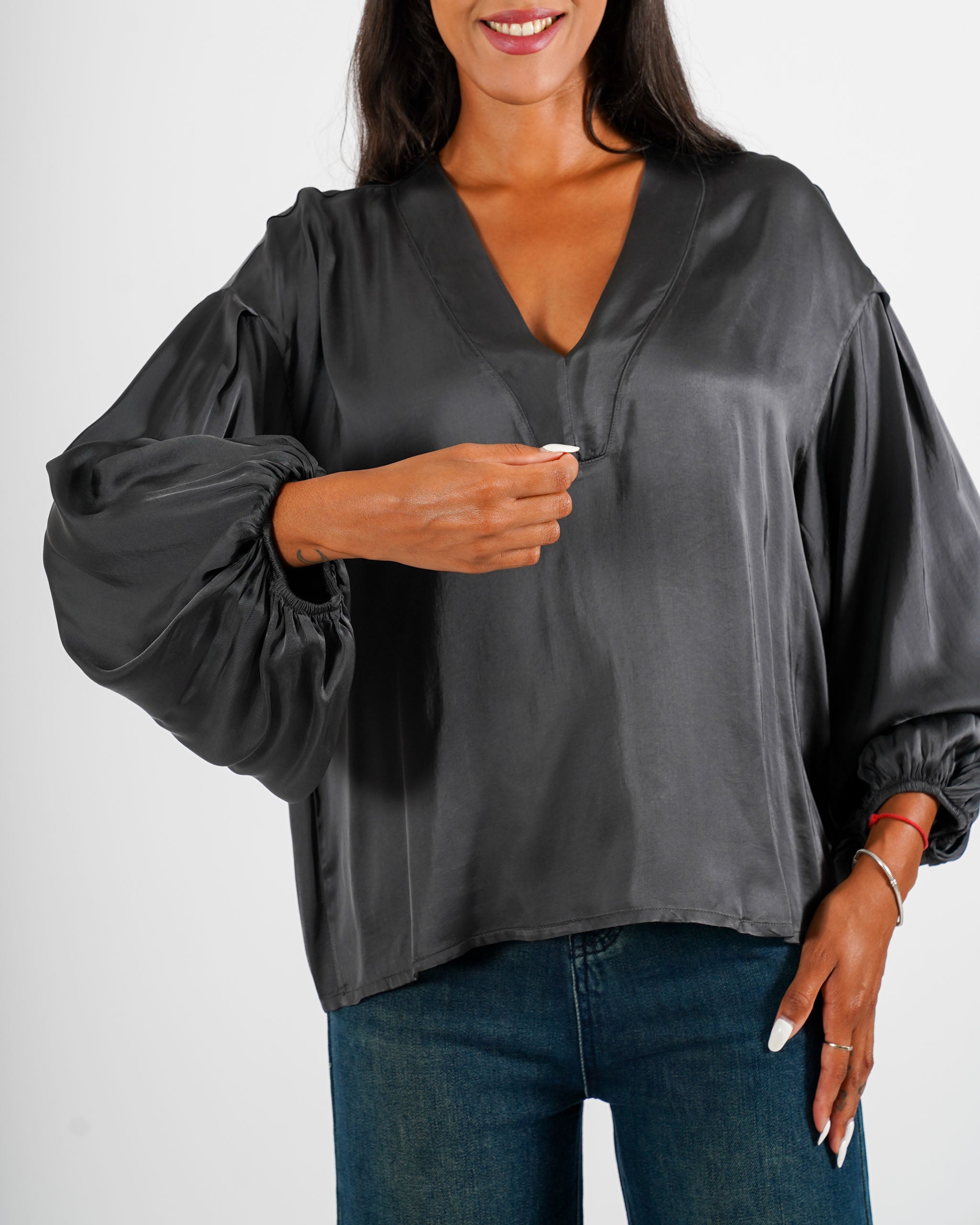 Blusa scollo a v in mano raso - Mirabel