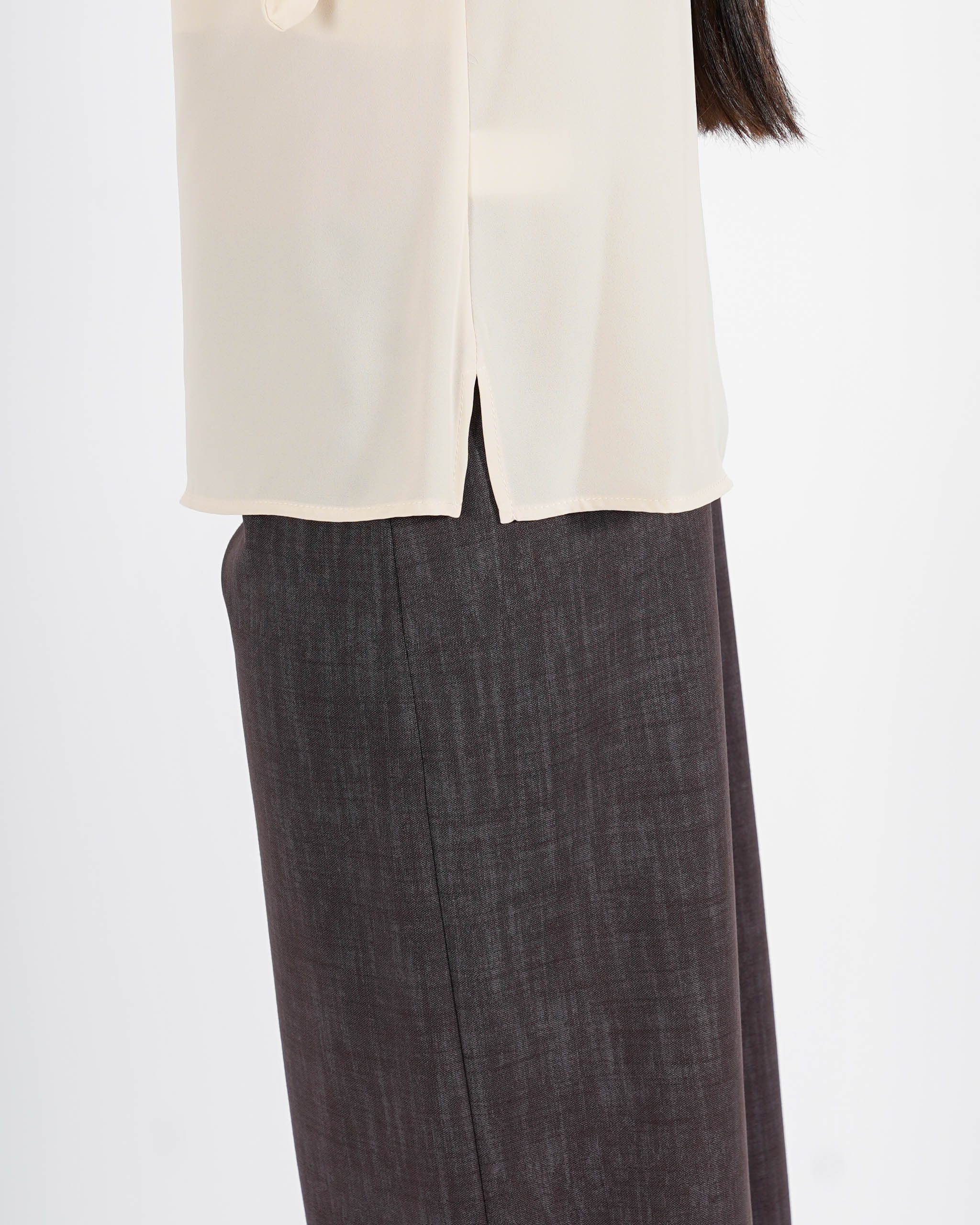 Blusa smanicata con fiocco in mano crepe - Rosetta