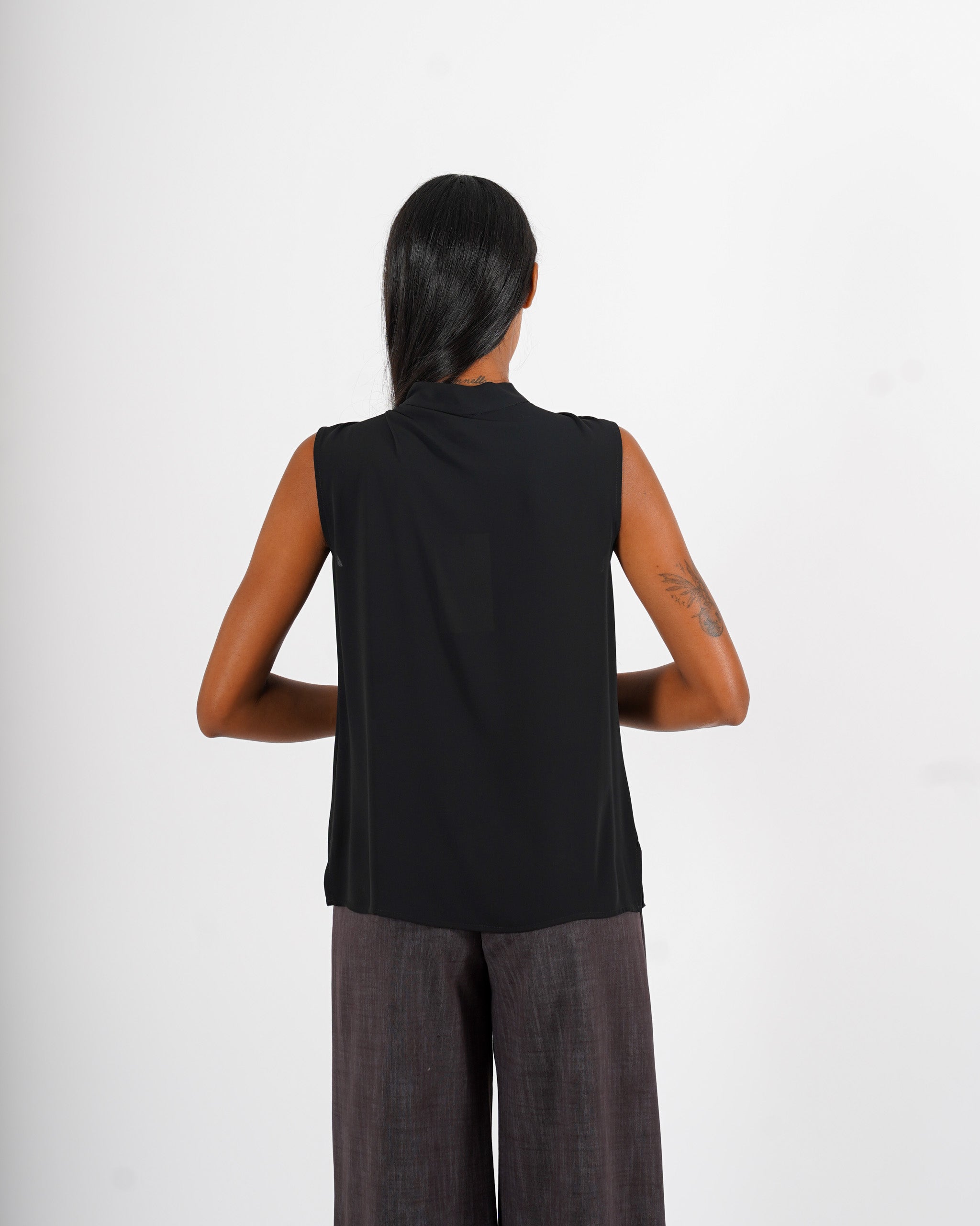 Blusa smanicata con fiocco in mano crepe - Rosetta