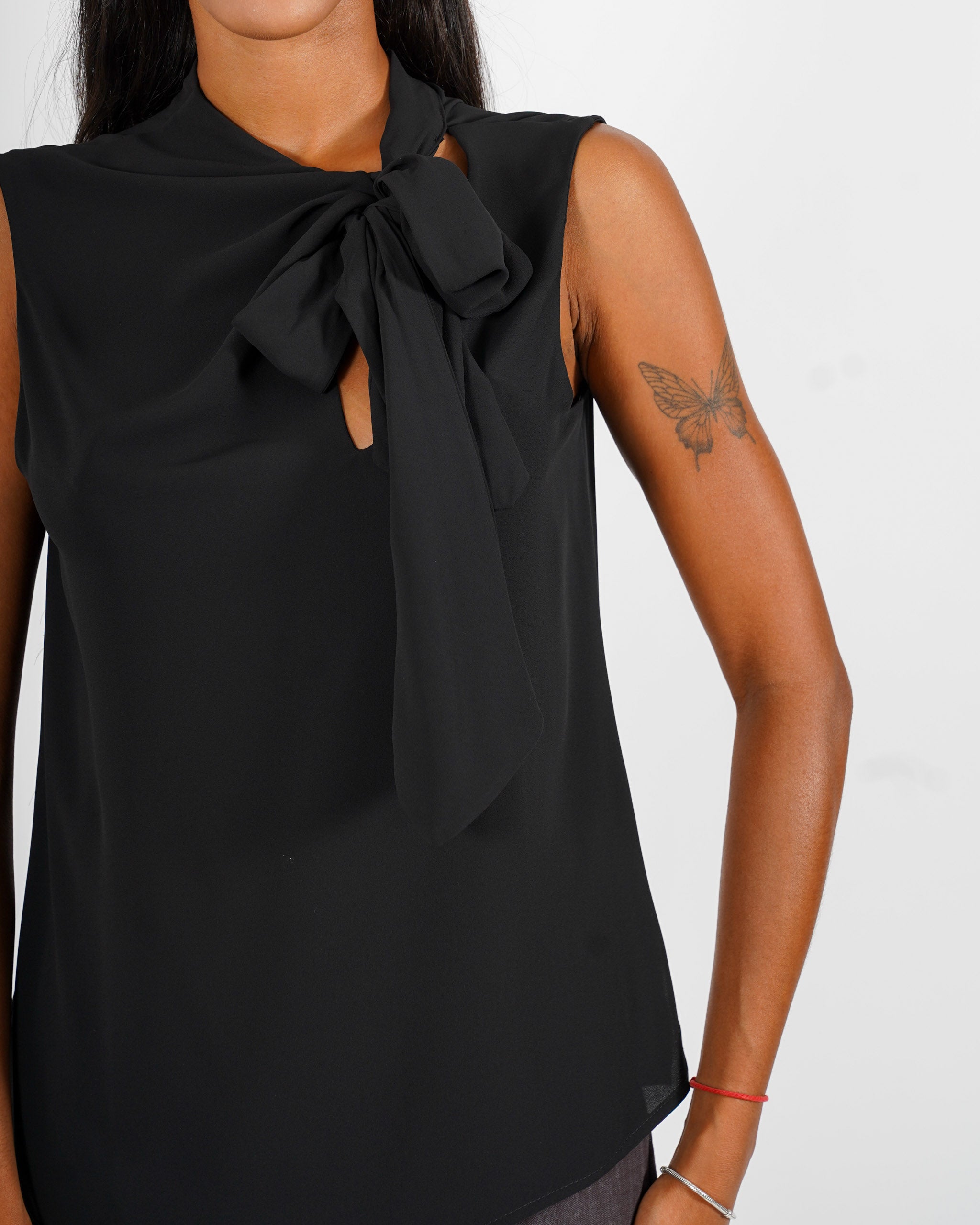 Blusa smanicata con fiocco in mano crepe - Rosetta