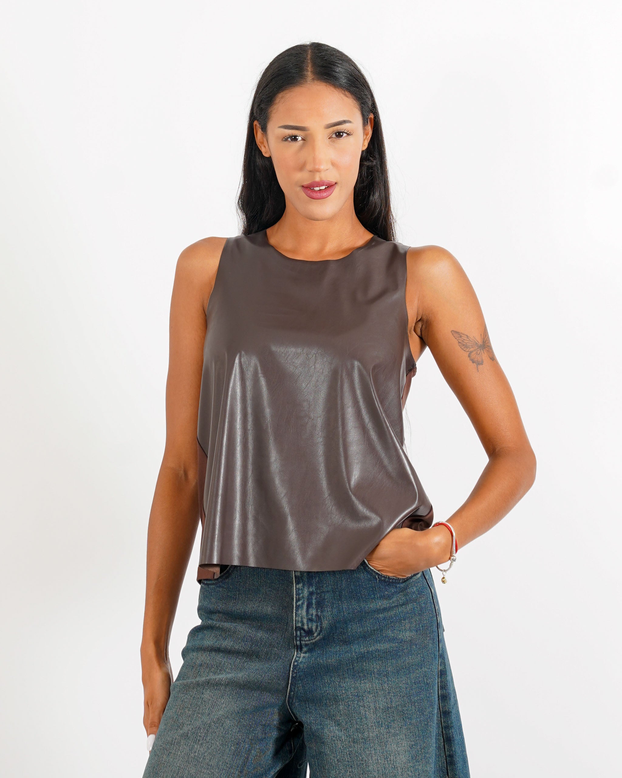 Blusa girocollo smanicata in eco pelle - Genesia - Hope Fashion