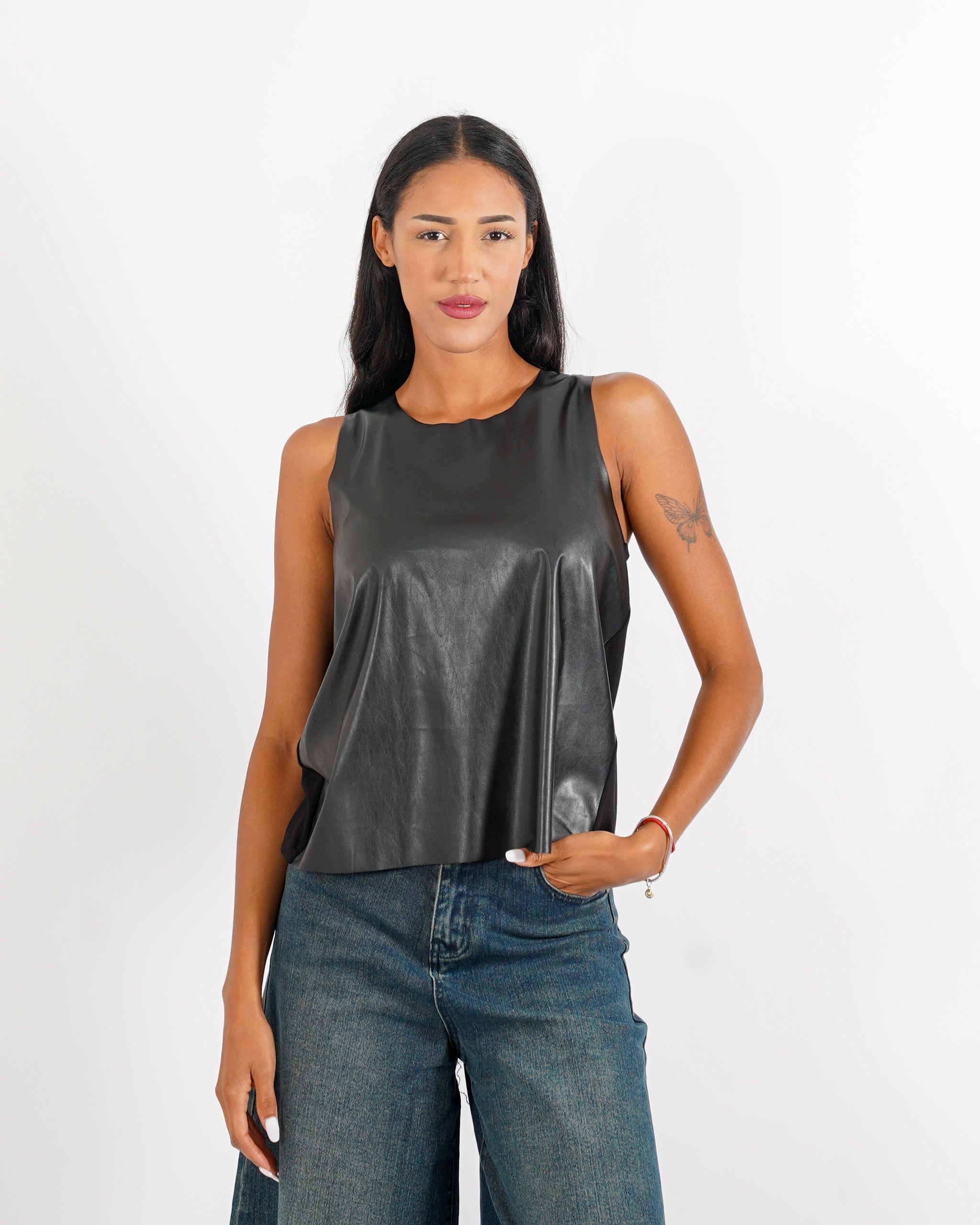 Blusa girocollo smanicata in eco pelle - Genesia - Hope Fashion